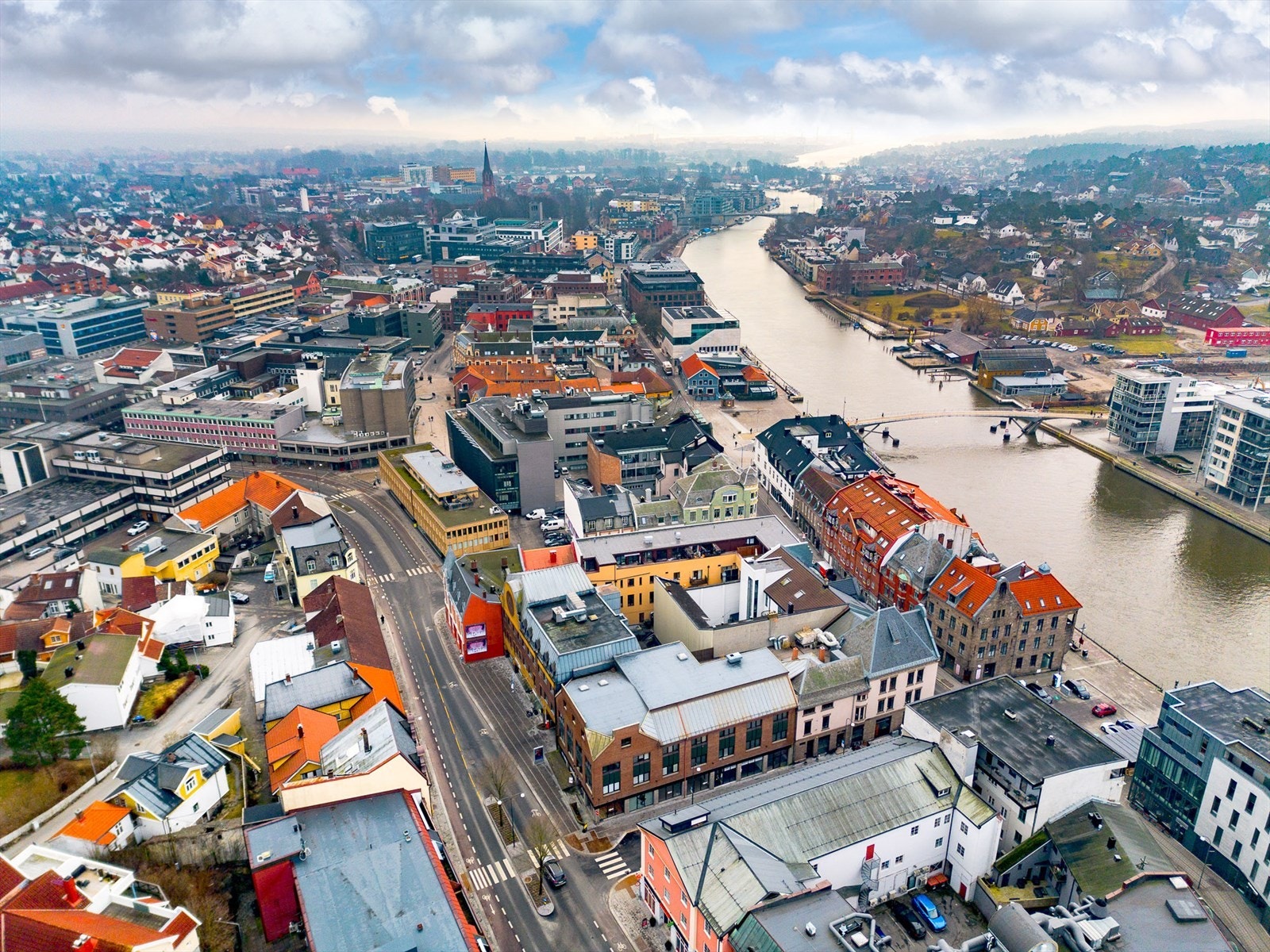 Farmannsgt. 17 med sentrum og elva i bakgrunnen Galleribilde