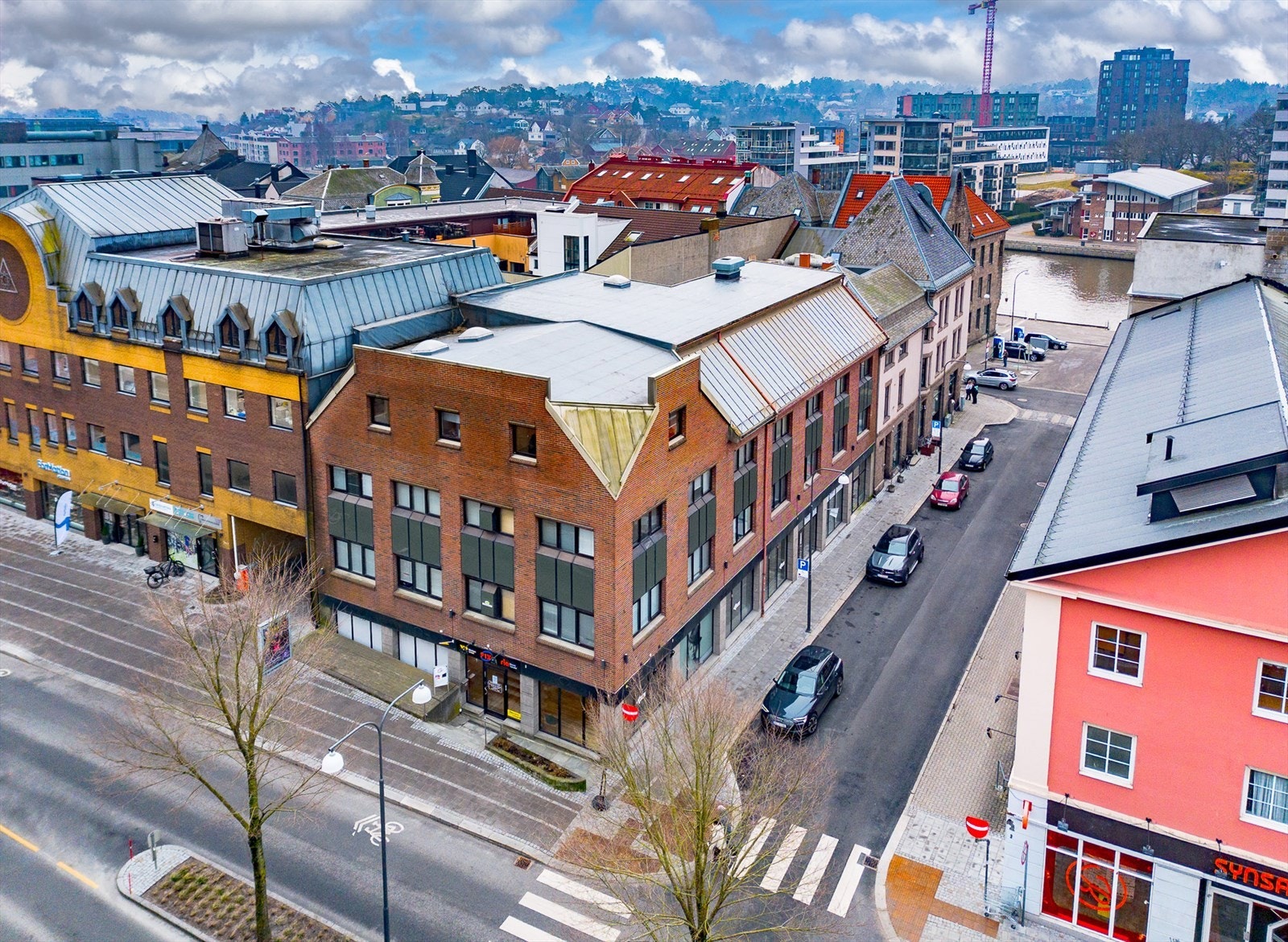 Farmannsgt. 17 med Værste i bakgrunnen Galleribilde