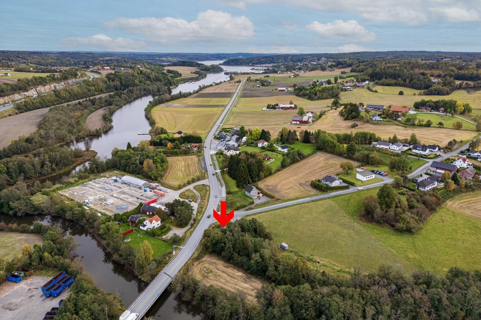 Sørøstover langs Solliveien ser man Visterflo. Pil på eiendommen. Galleribilde