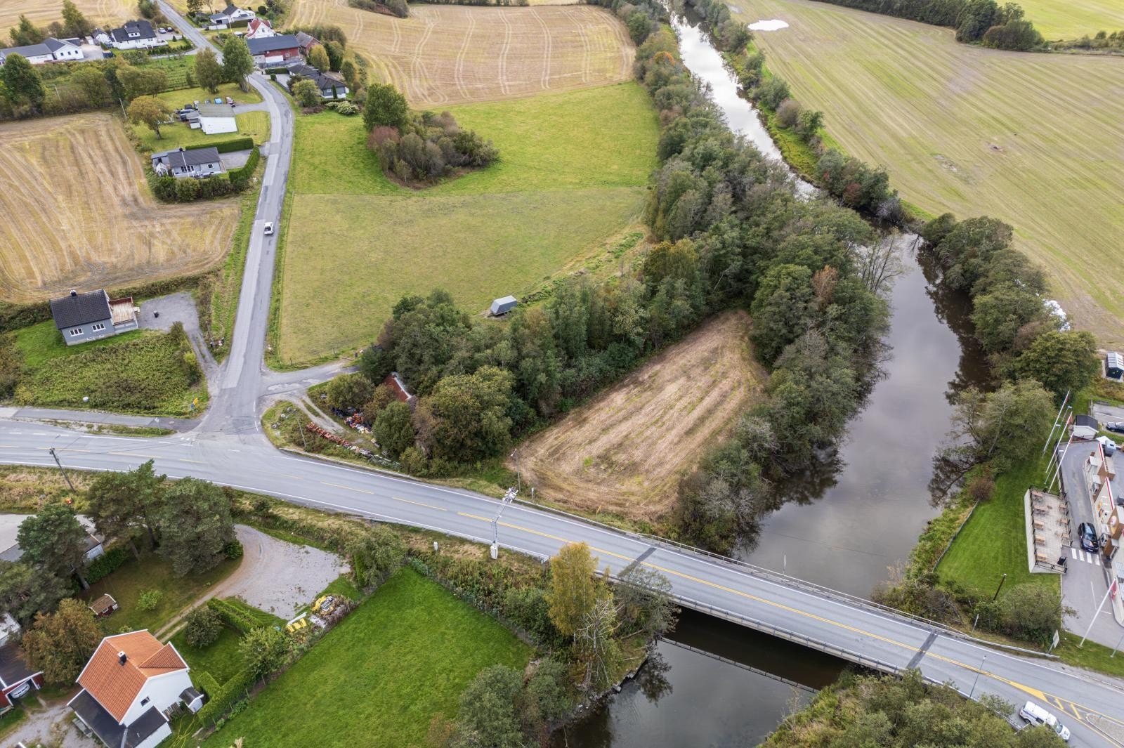 Aagaardselva renner rett ved. Galleribilde