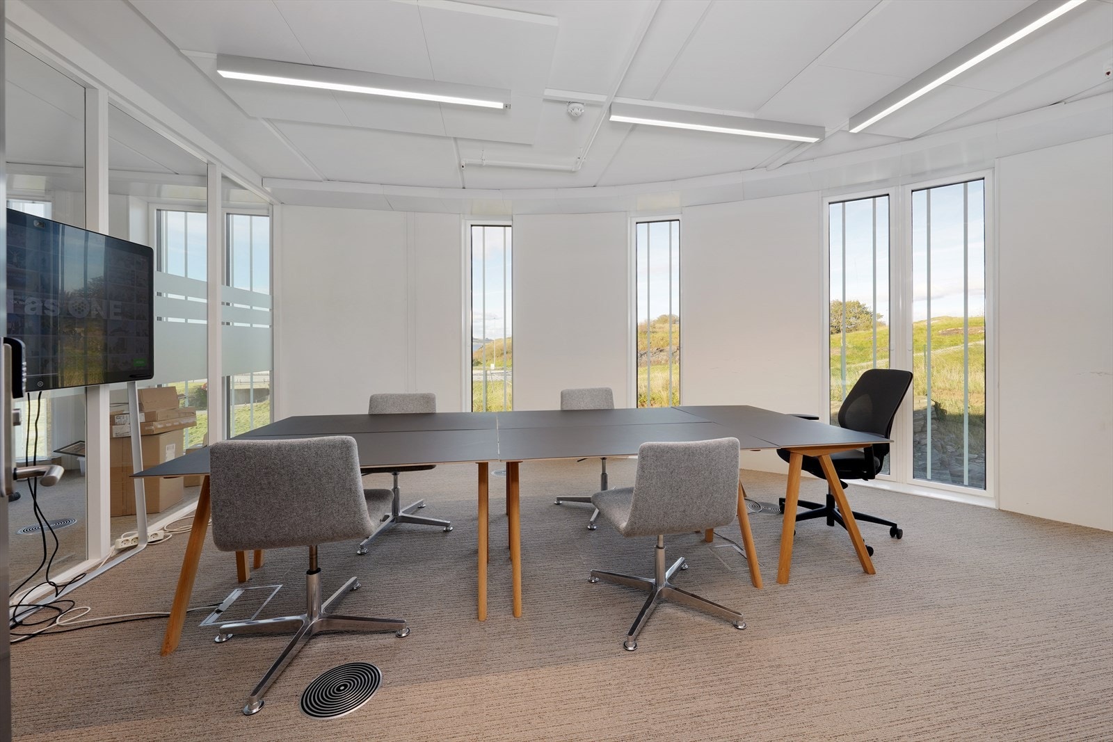 Lyst og moderne møterom med flott utsikt, ideelt for kreative arbeidsmøter. Store vinduer gir rikelig med naturlig lys. Galleribilde