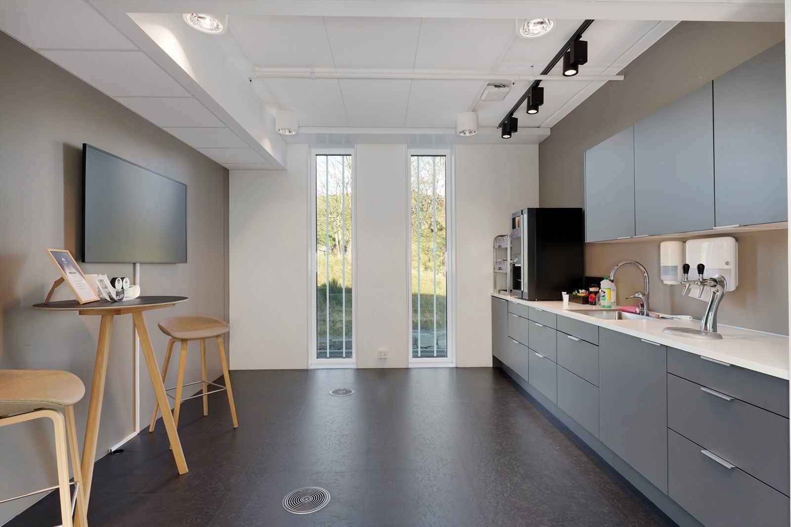 Lyst og moderne rom med store vinduer som gir mye naturlig lys. Perfekt for både arbeid og avslapning. Galleribilde