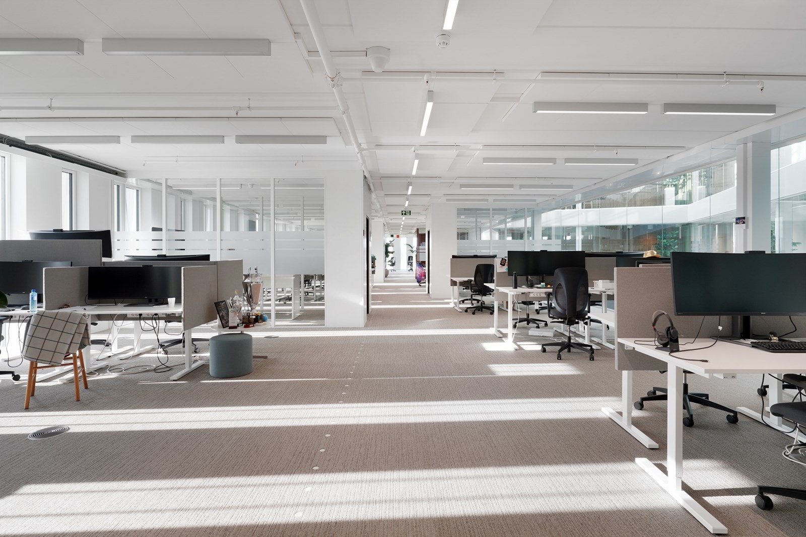 Moderne, lys kontorplass med åpen planløsning og store vinduer. Ideell for kreativt og produktivt arbeidsmiljø. Galleribilde
