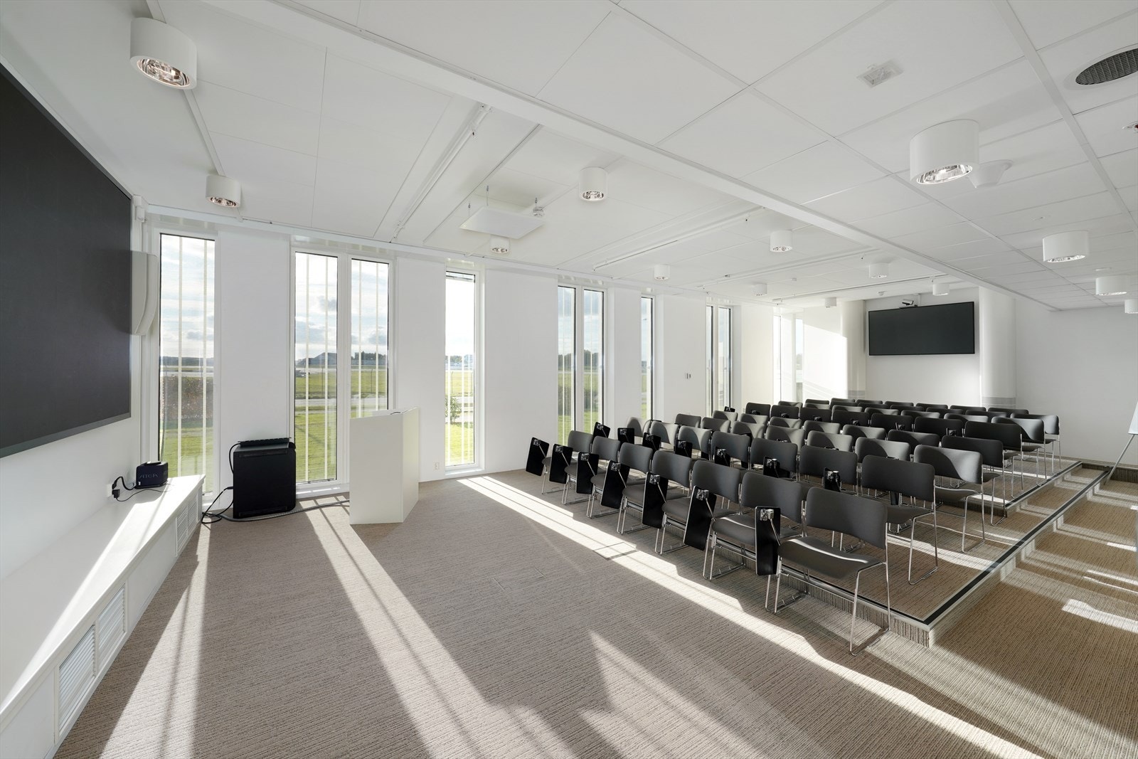 Lyst og romslig møterom med store vinduer som gir rikelig med naturlig lys, perfekt for produktive møter og presentasjoner. Galleribilde