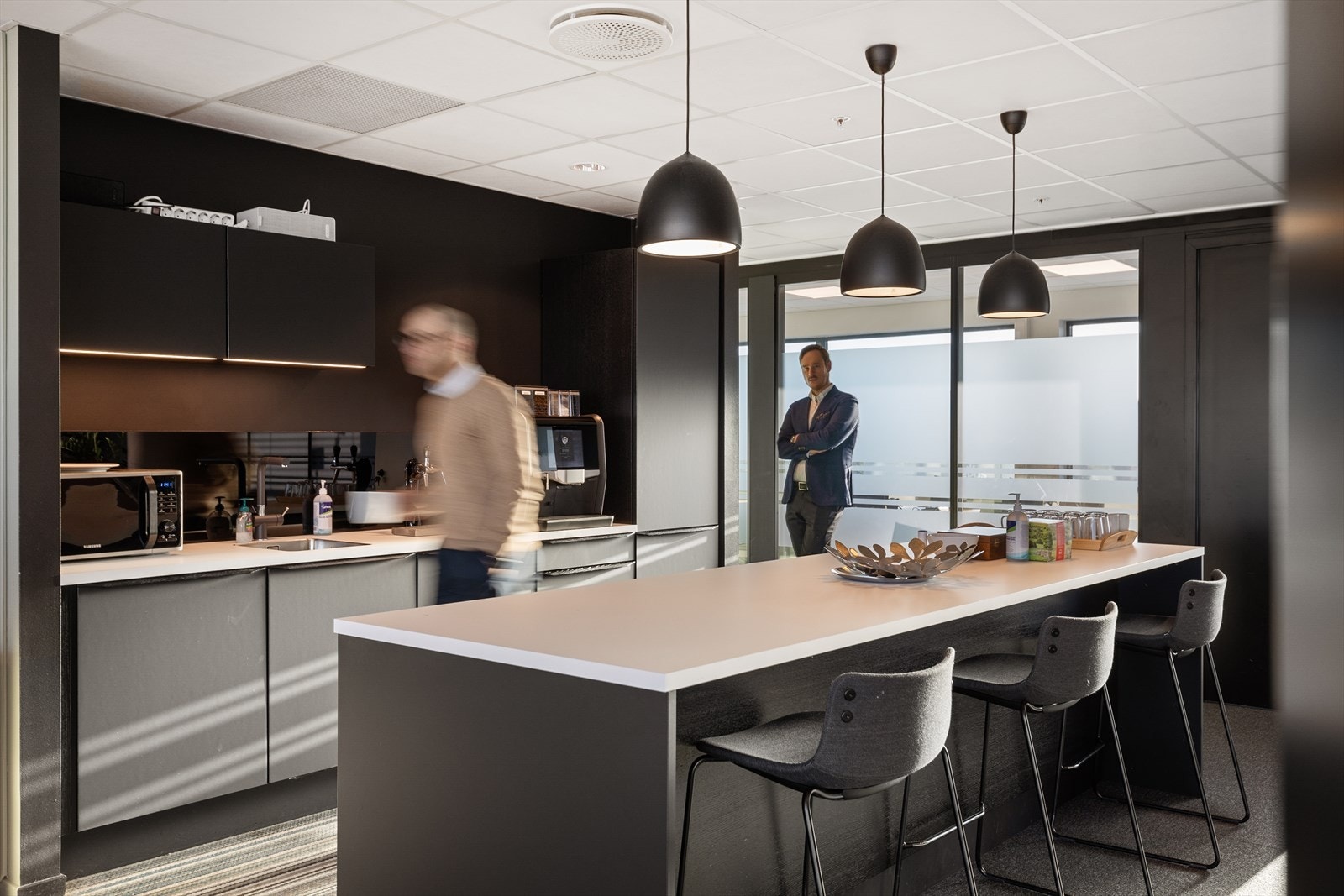 Det er brukt delikalte material- og fargevalg. Galleribilde