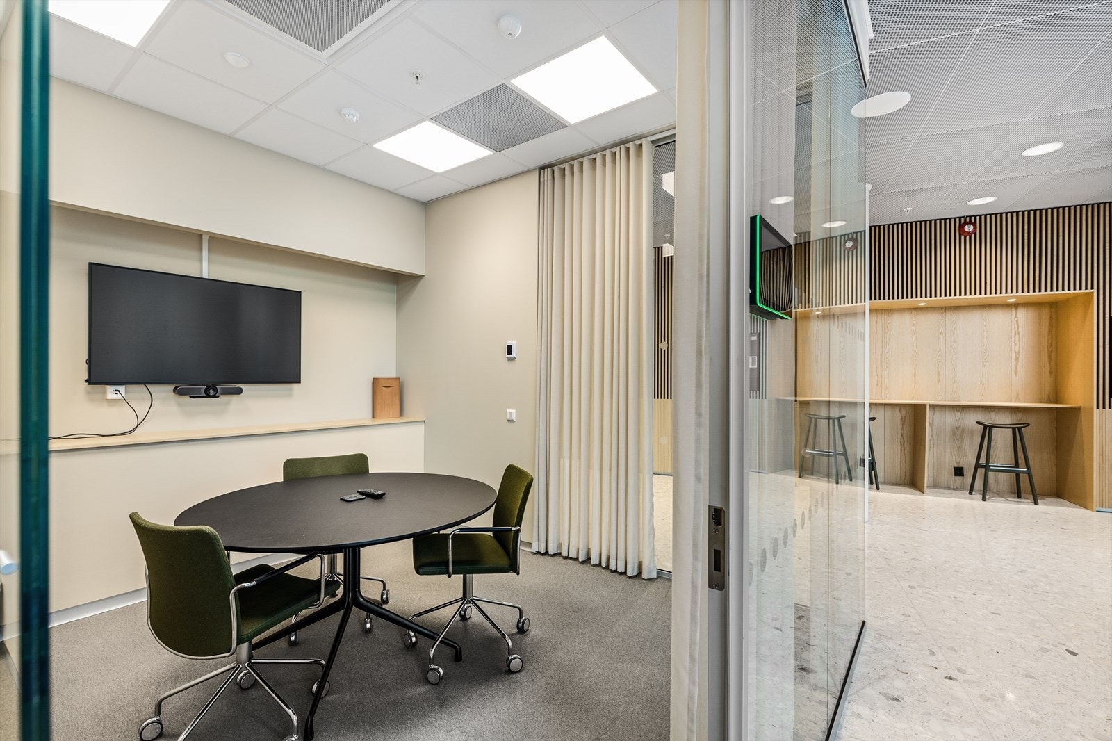 Det er gode møterom tilknyttet adkomsten till felles bruk for byggets leietakere. Galleribilde