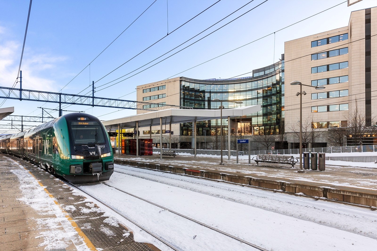 Eiendommen ligger vis-a-vis Lysaker stasjon med nedgang til stasjonen i enden av bygget. Galleribilde