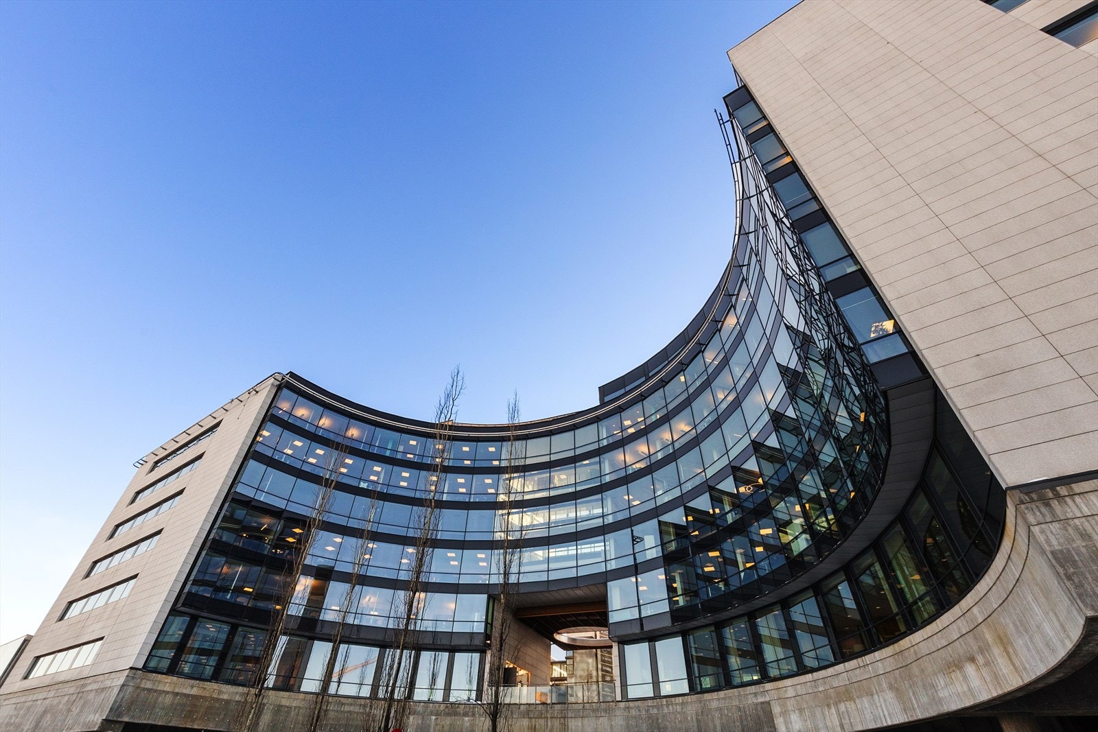 Eiendommen danner frontlinjen på Lysaker lokket, vis-a-vis Lysaker stasjon. Galleribilde