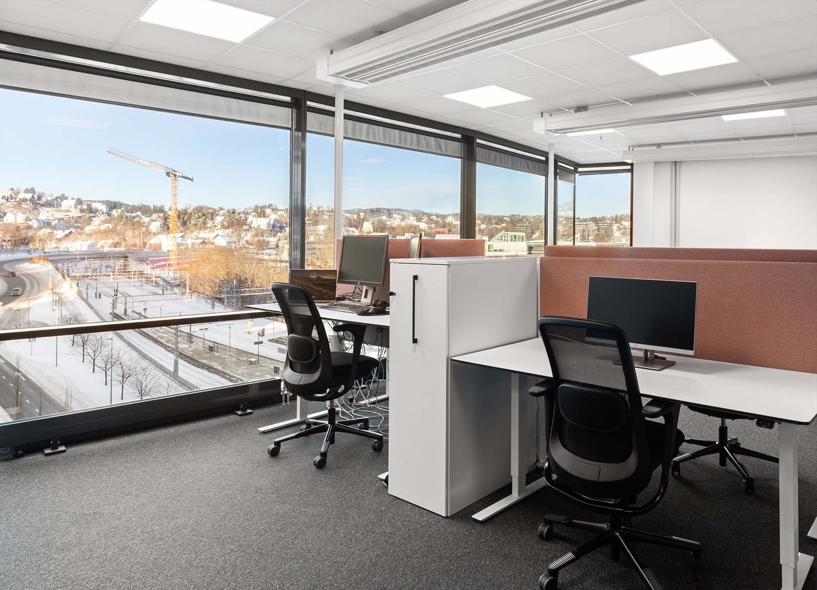 Arbeidsplassene er etablerte mot fasaden. Galleribilde