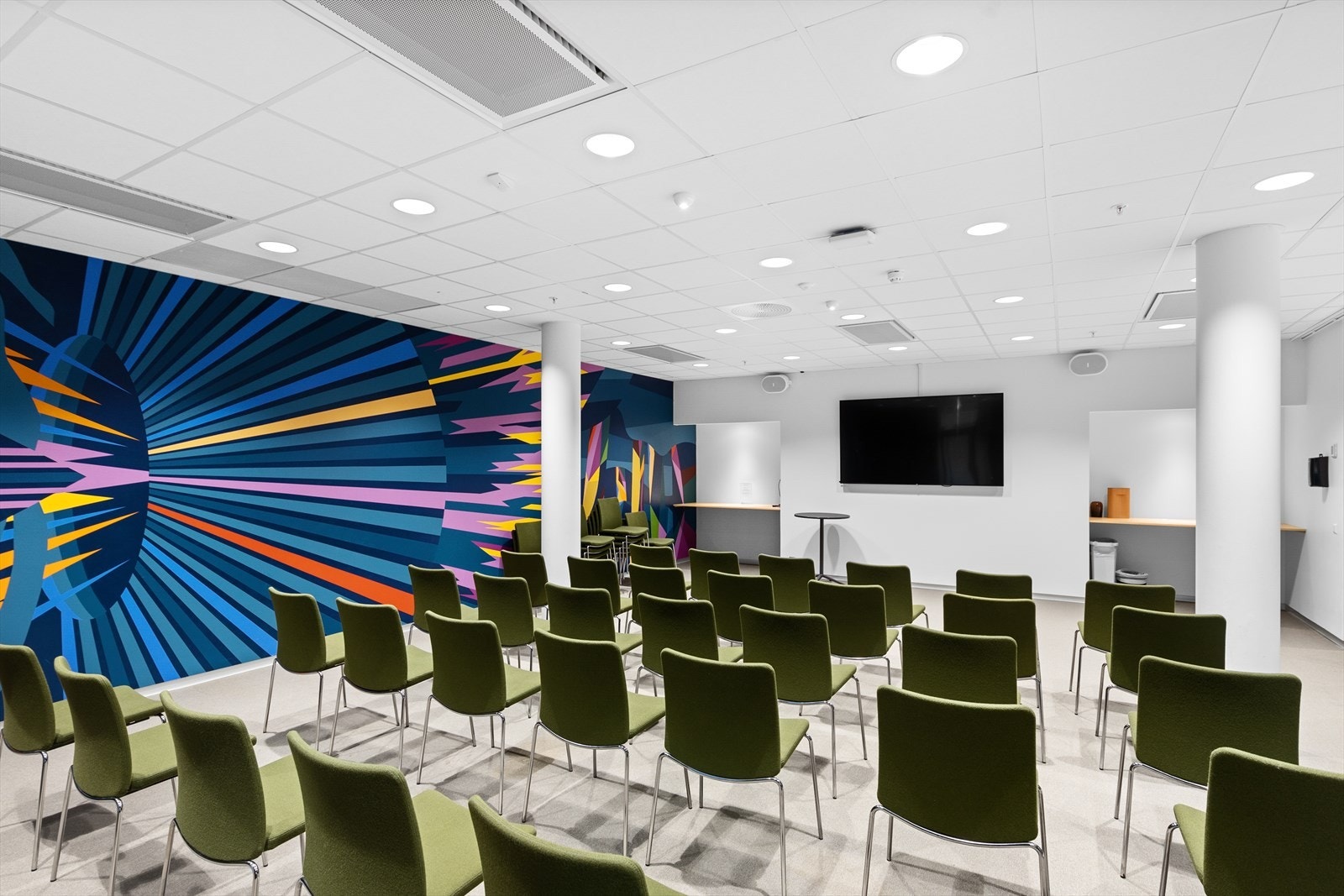 .. og et romslig felles møterom med klasseroms oppsett. Galleribilde