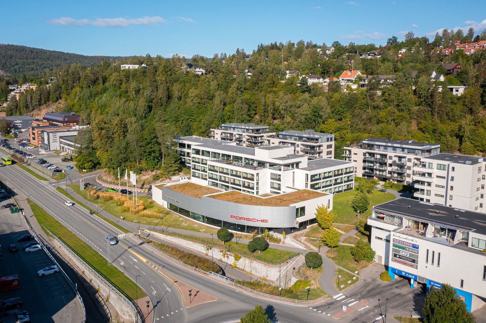 Parkeringshus med innkjøring direkte fra rundkjøring gir effektiv tilkomst til E18. Galleribilde