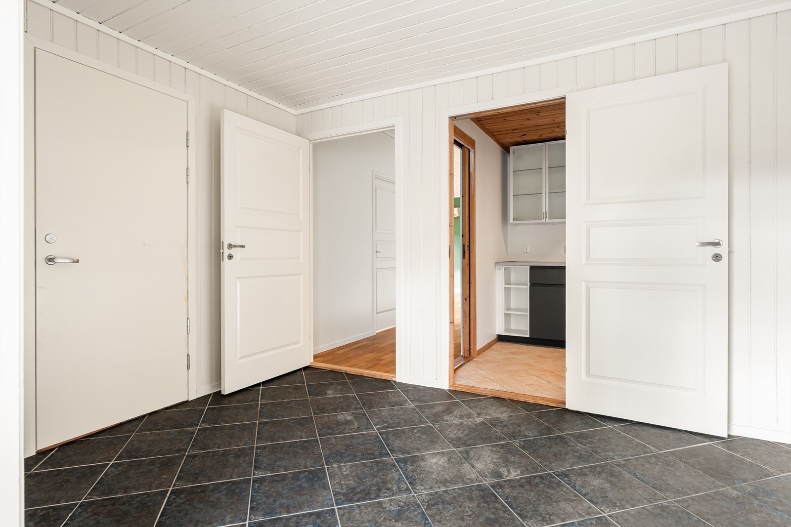 Gang med fliser på gulv Galleribilde