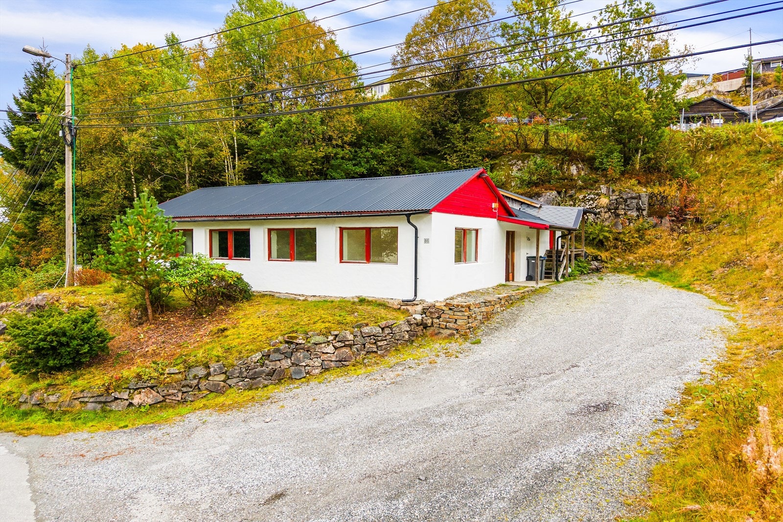 Næringsbygget er oppført rundt 1952, og første gang brukt som verkstedslokale. Reguleringsstatus i offentlig plan for eiendommen er bolig Galleribilde