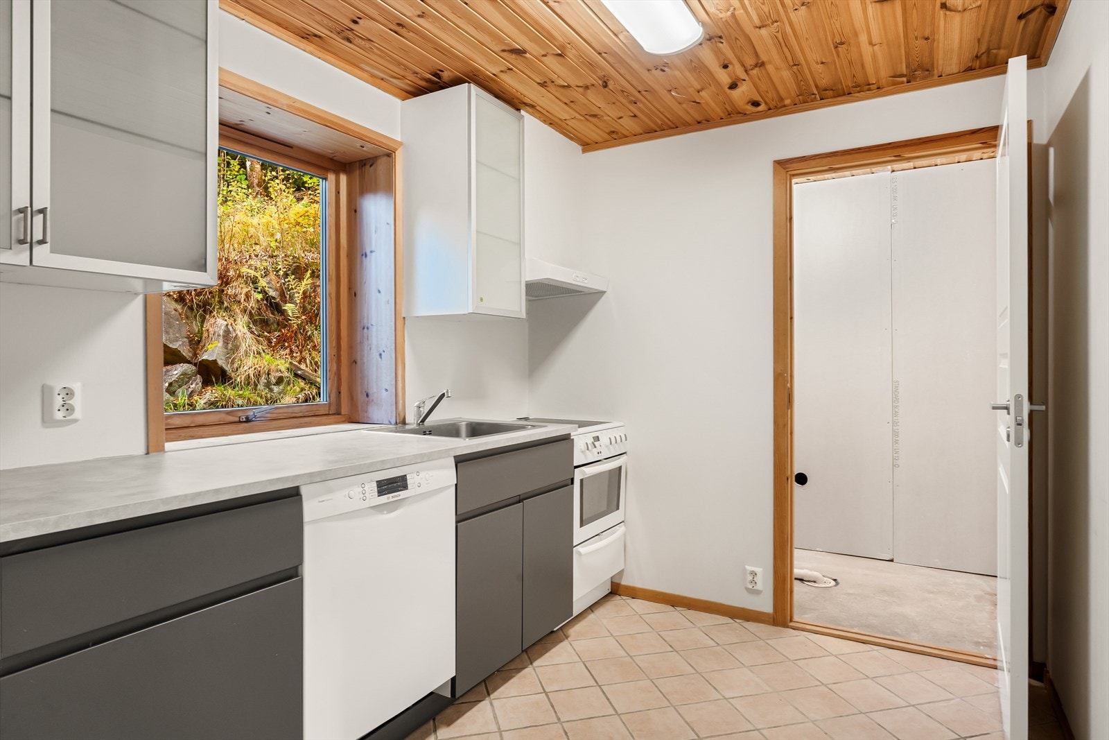 Dør til innvendig bod som har sluk i gulv Galleribilde