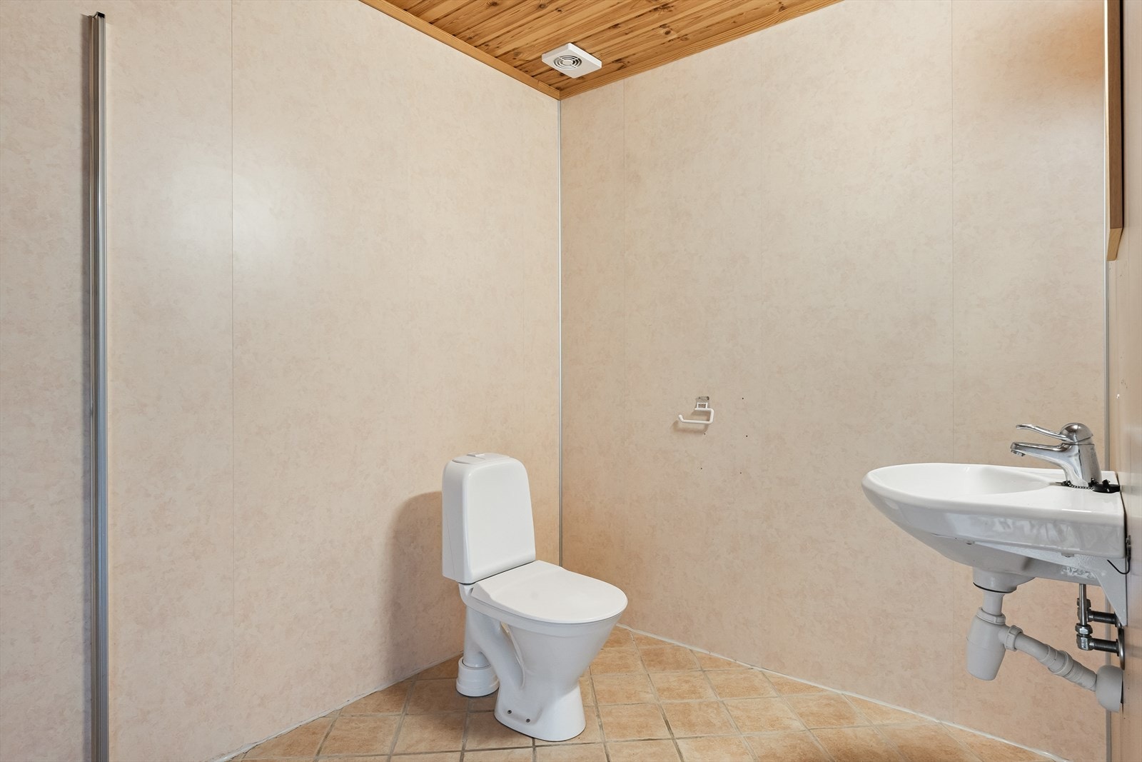 Bad med fliser på gulv og baderomsplater på vegger. Mulighet for dusj Galleribilde