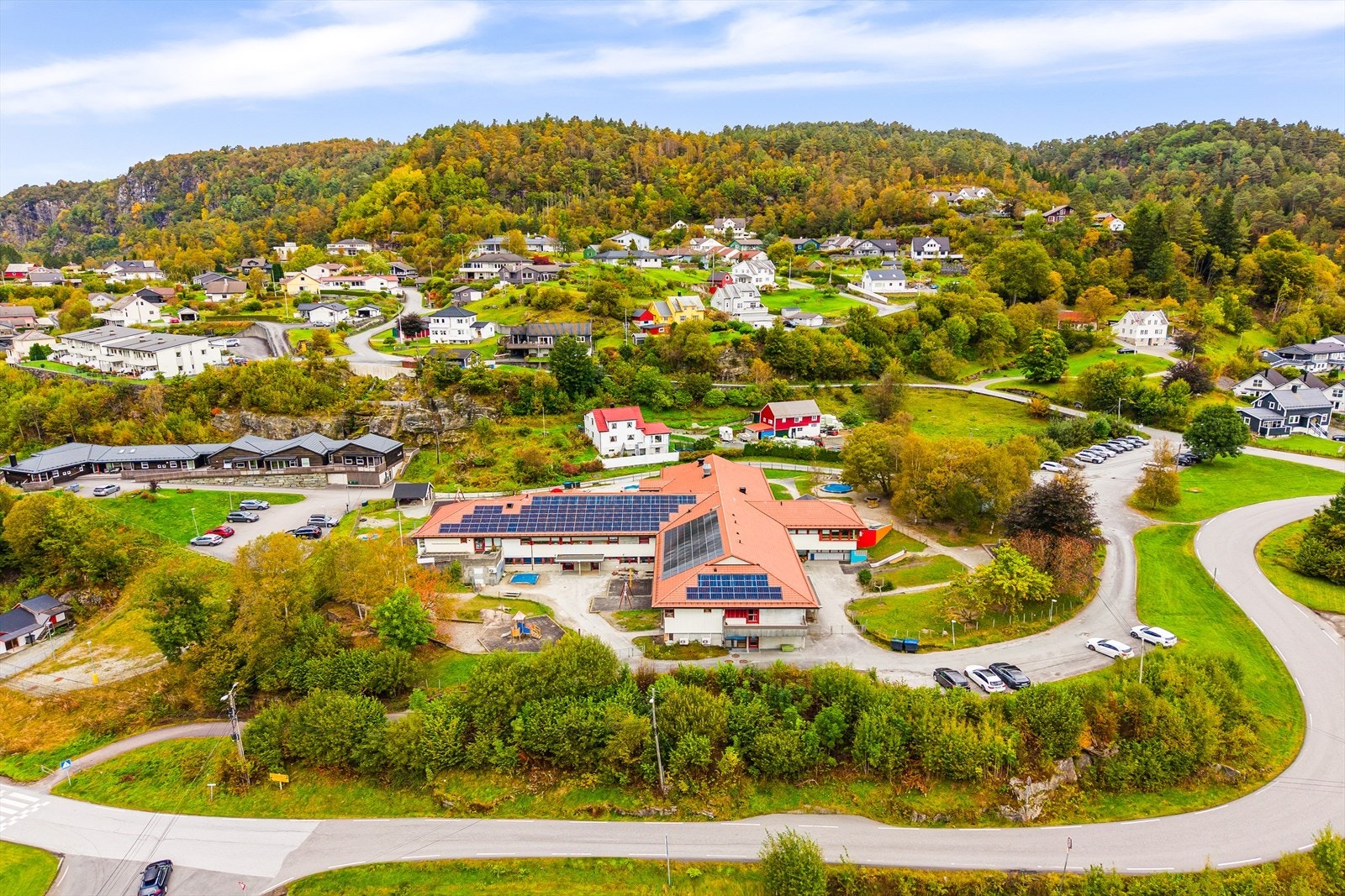 Like øst for eiendommen ligger Lonevåg barnehage eiet av Osterøy kommune Galleribilde
