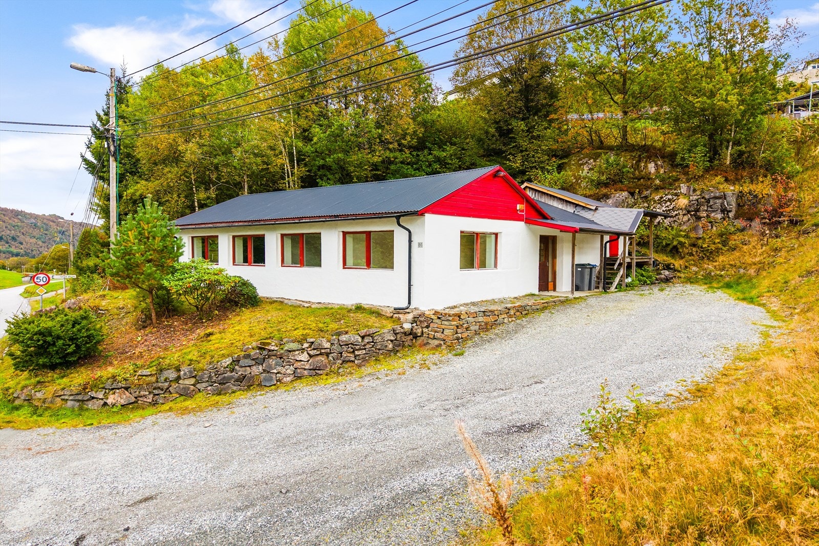 Velkommen til Fotlandsvegen 86 - et enkelt og funksjonelt næringsbygg like ovenfor Lonevåg sentrum på Osterøy Galleribilde