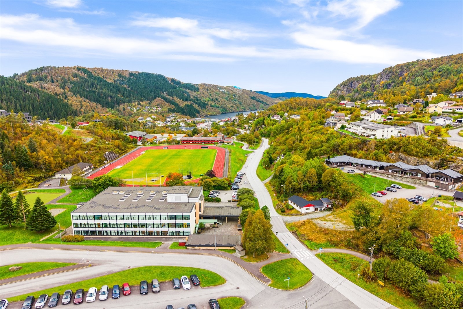 Området er sentralt og med god tilknytning til de fleste steder på øyen. Ned til Lonevåg sentrum er det kun ett minutts kjøring Galleribilde