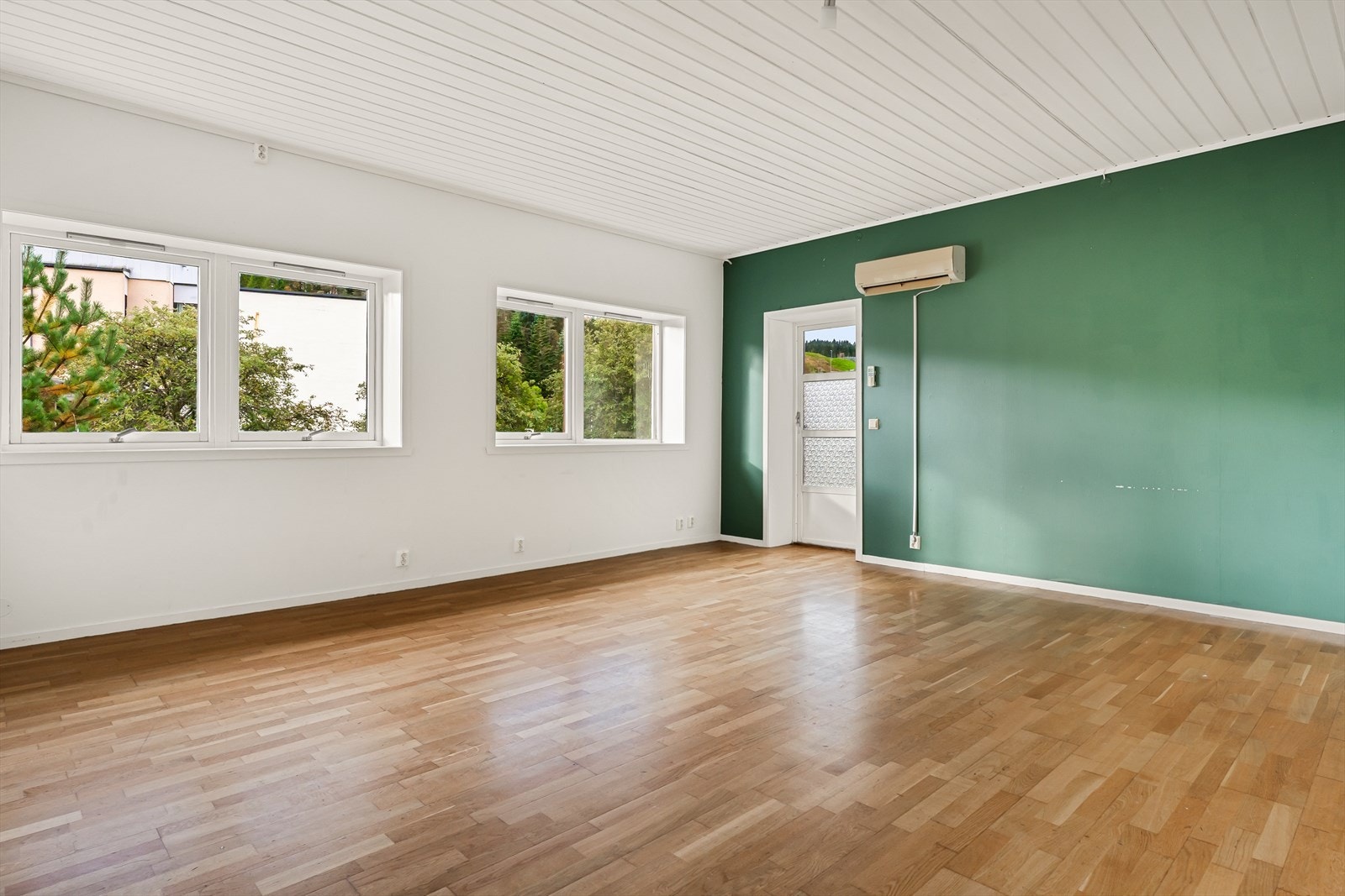 Stort allrom/møterom som opprinnelig var verksted/produksjonslokale, men som er innredet med parkett på gulv og malte vegger. Terrassedør til hage/tomt Galleribilde