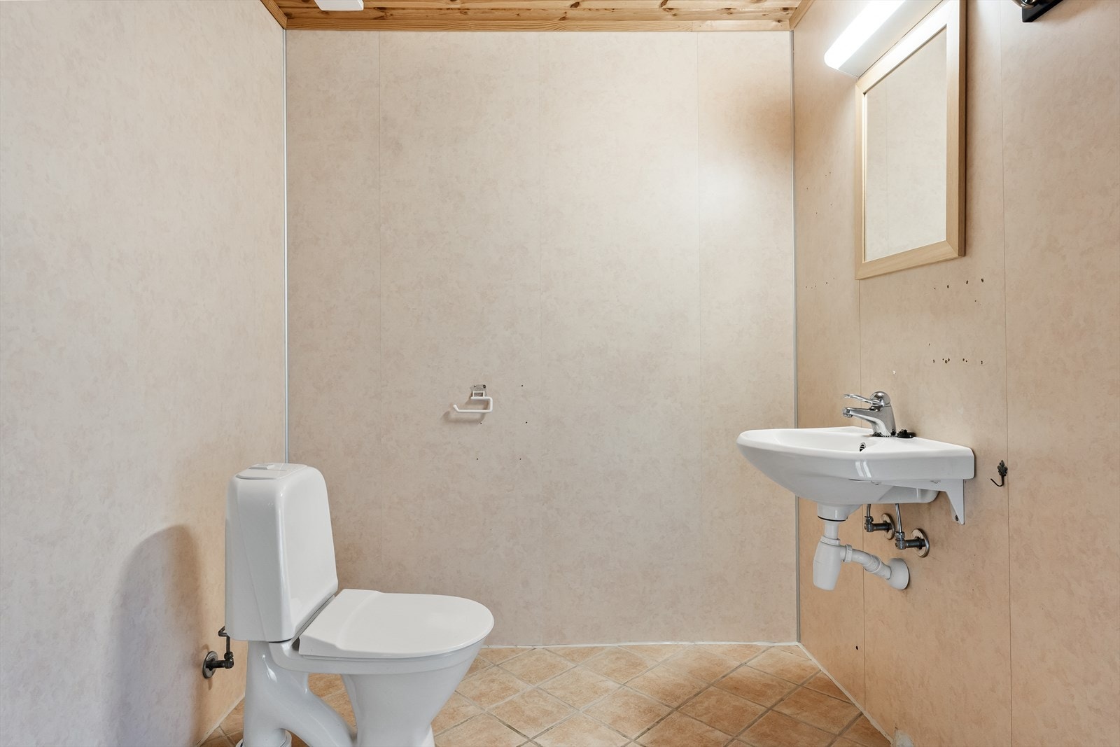 Badet er noen år siden var pusset opp, og kan ha behov for ny oppgradering. Wc, dusjløsning og enkel innredning Galleribilde