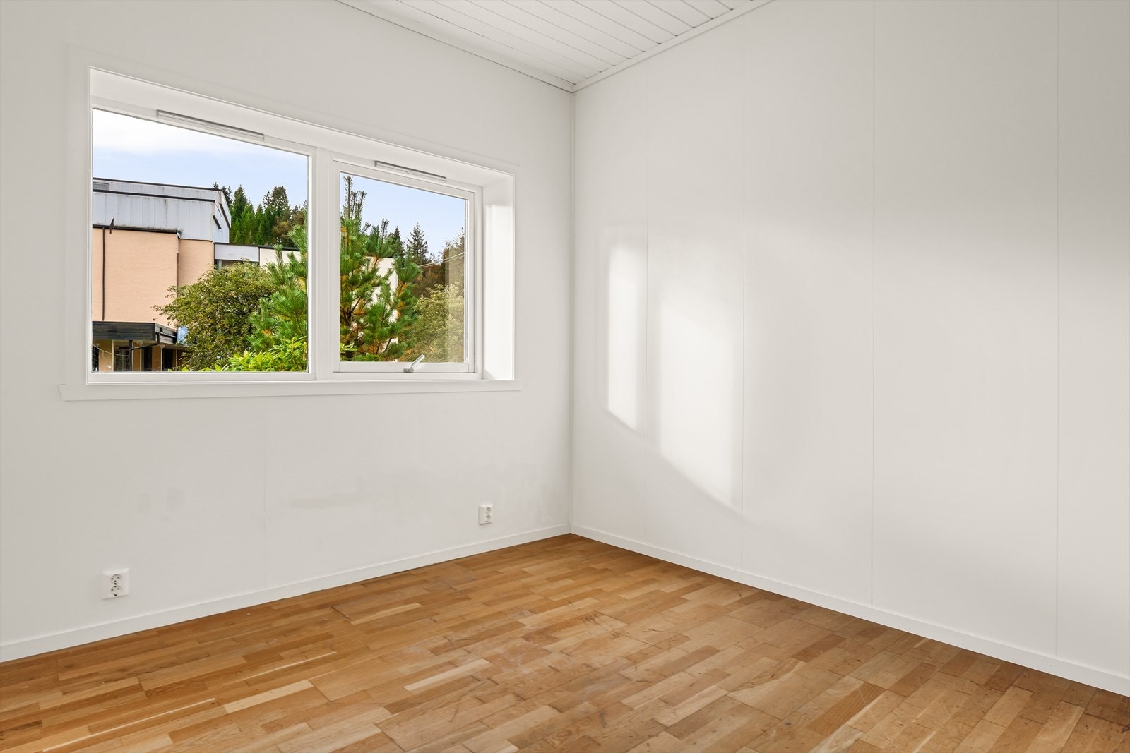 Parkett på gulv og malte vegger Galleribilde