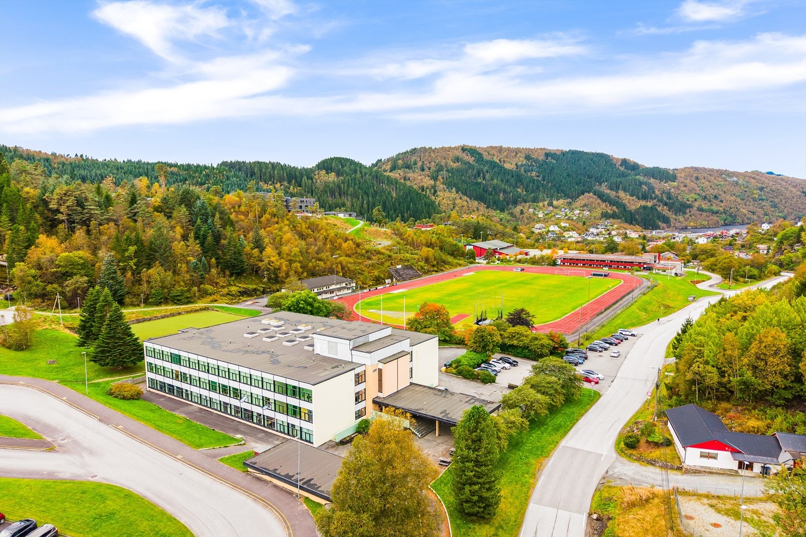 Like ved eiendommen ligger Osterøy ungdomsskule og flott idrettsanlegg. Busstopp langs veien Galleribilde