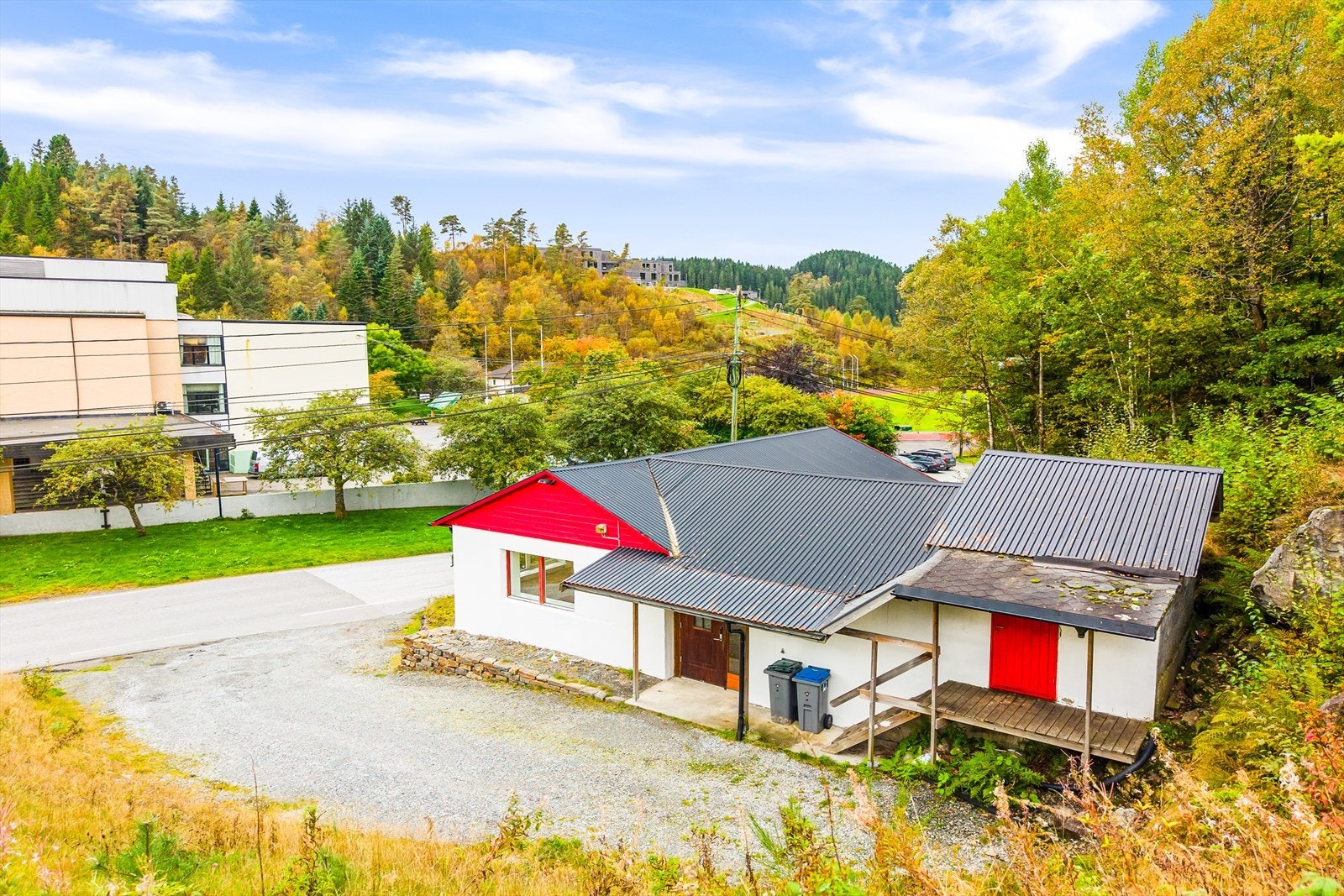 Eiendommen er perfekt til småbedrifter, f. eks. selvstendig næringsdrivende innen håndverksbransjer og lignende Galleribilde