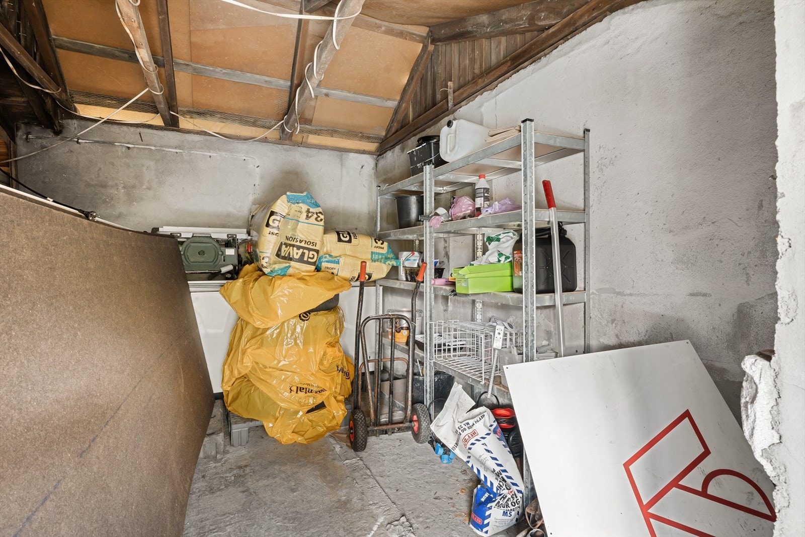 Utvendig bod har også hems til venstre som gir ekstra oppbevaringsmuligheter Galleribilde