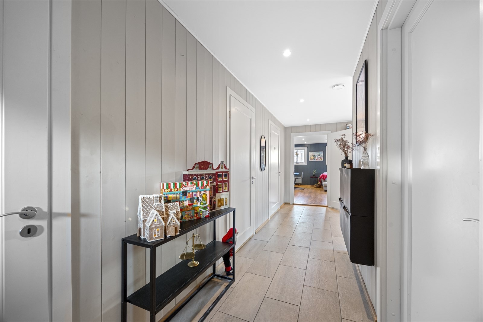 2. etasjen fungerer i dag som utleieenhet og benyttes til boligformål (ikke omsøkt) men har tidligere vært benyttet til kontor og undervisning. Galleribilde