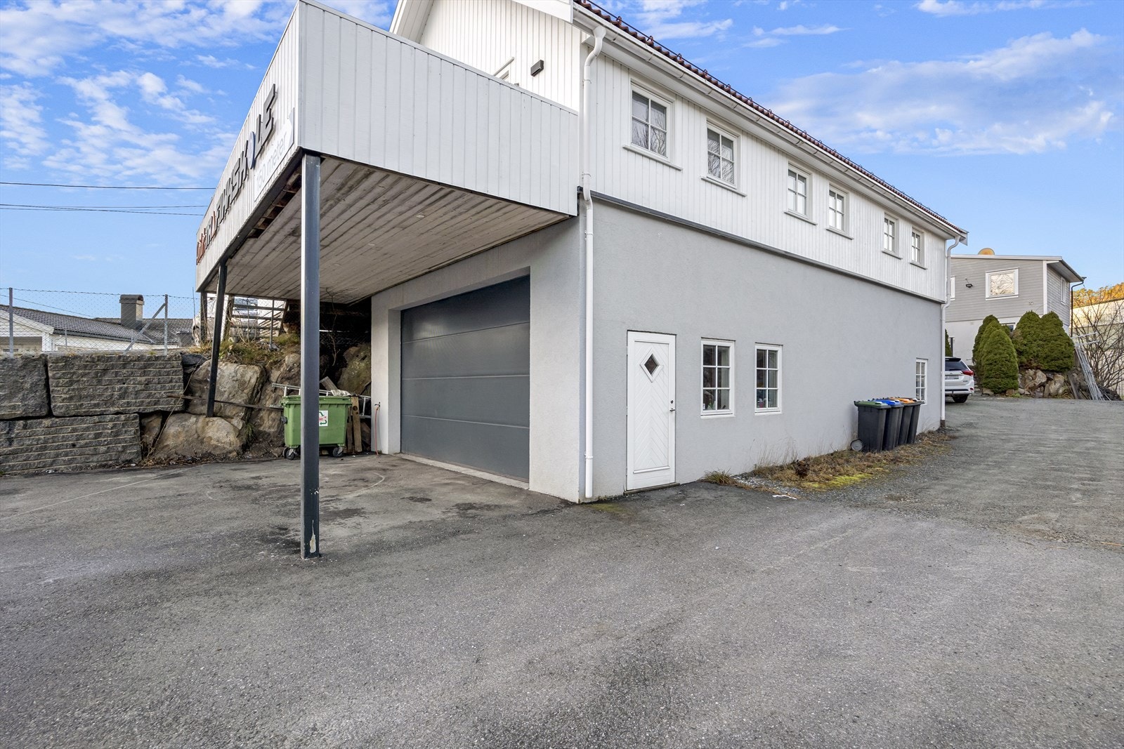 Eiendommen antas kurant som utleieobjekt også til kontorformål og kan være velegnet til mindre håndtverkerbedrift med kontor, lager og enkel produksjon m.v. Galleribilde