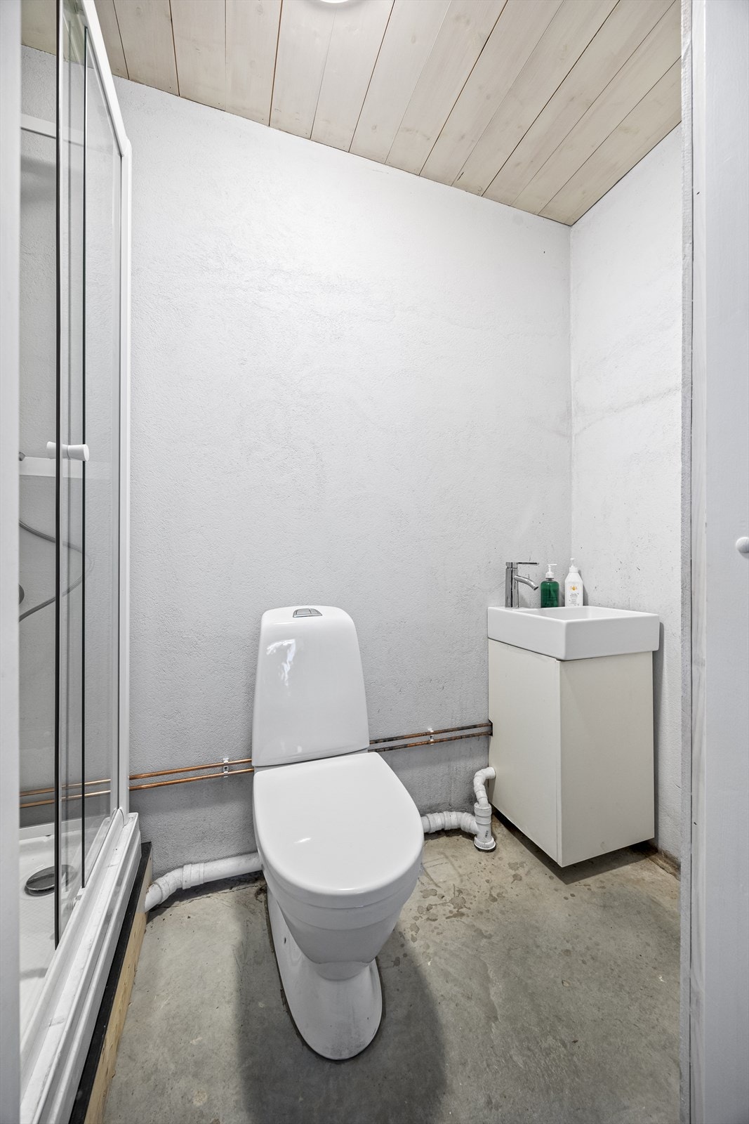 Garasjen har også eget toalettrom. Galleribilde