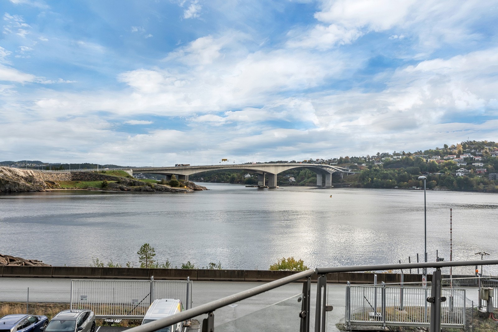 Sentral beliggenhet med kort vei ut på E-18 - 5 minutter i bil til Sentrum og Sørlandsparken. 10 minutter til Kjevik. Galleribilde