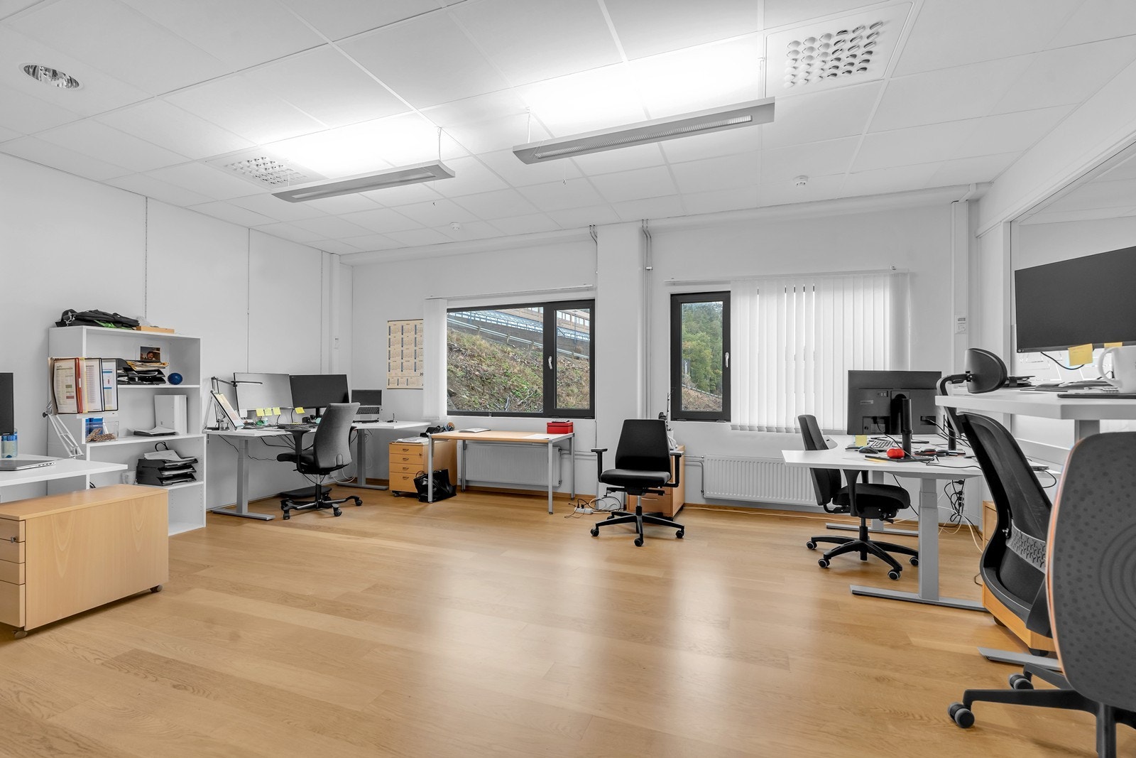 Landskap med plass til 4 arbeidstasjoner Galleribilde