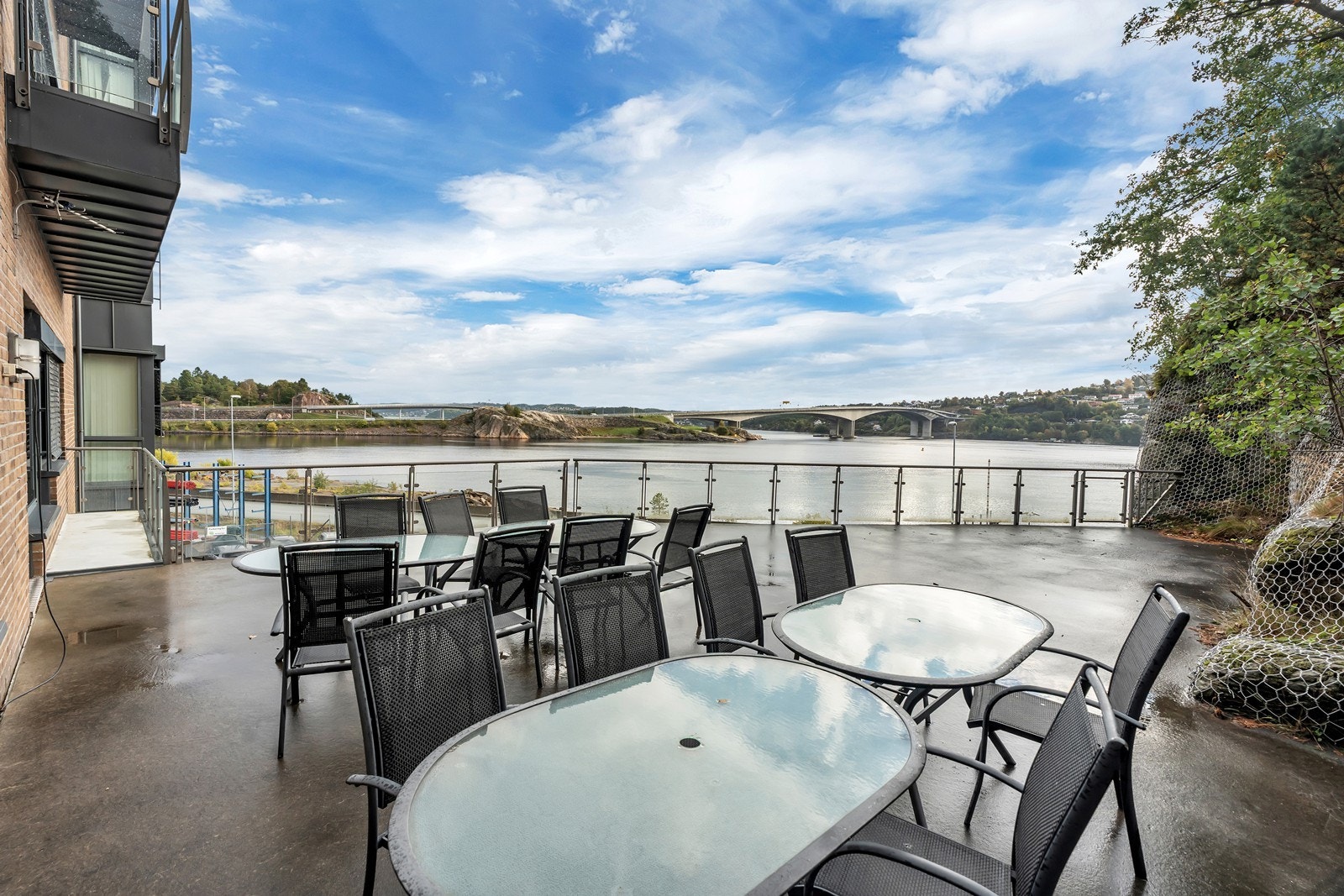 Terrasse utenfor kantinen Galleribilde