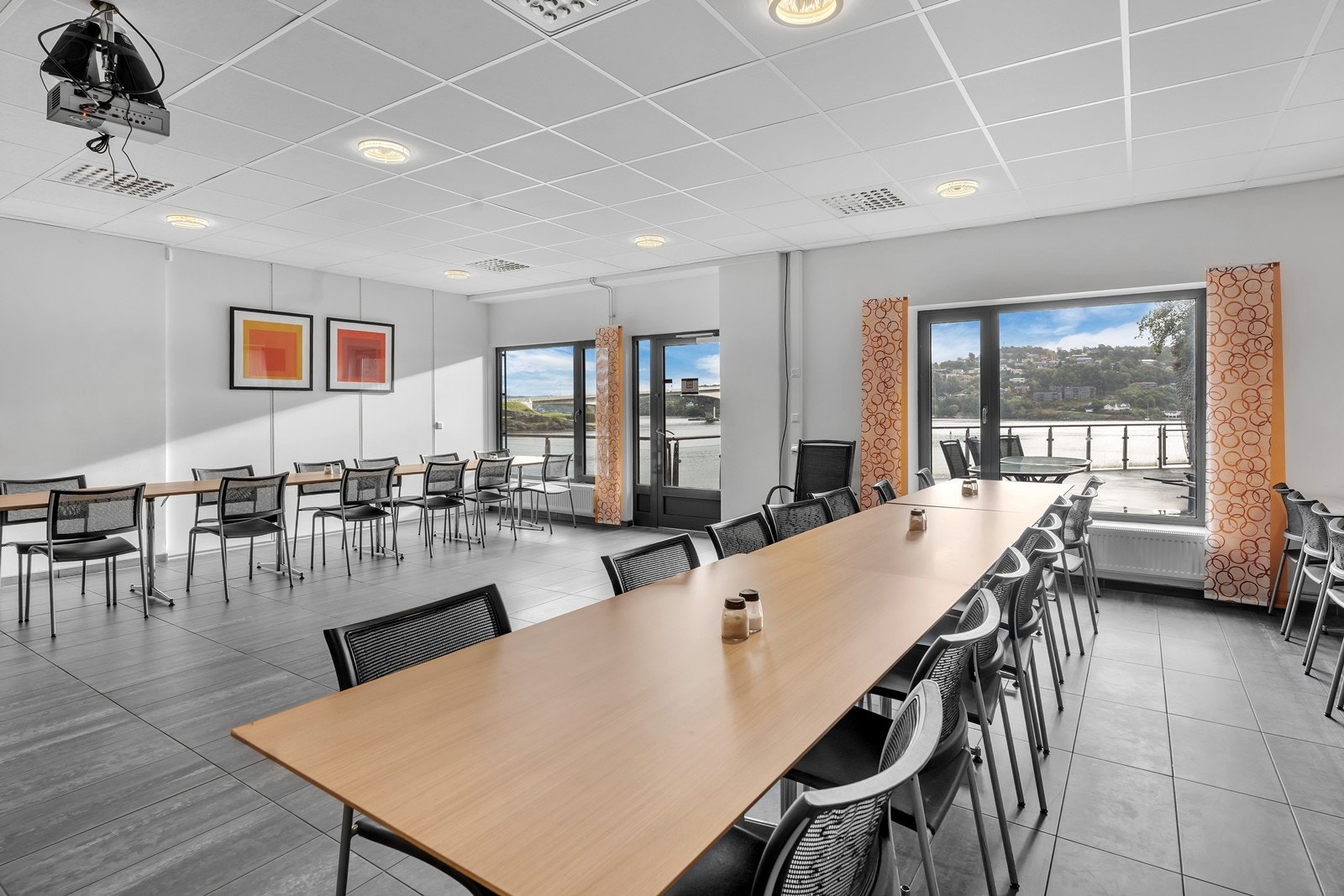 Felles kantine hvor det serveres varm- og kaldmat. Menyen varieres fra uke til uke Galleribilde