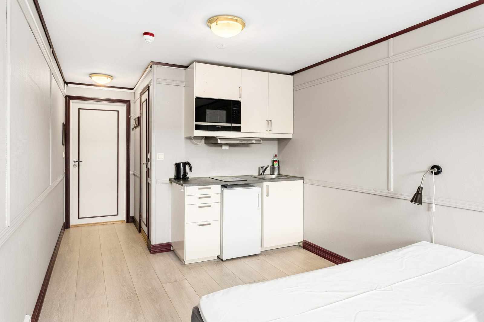 Alle leiligheter leies ut fullt møblert og har eget minikjøkken og flislagt bad. Galleribilde