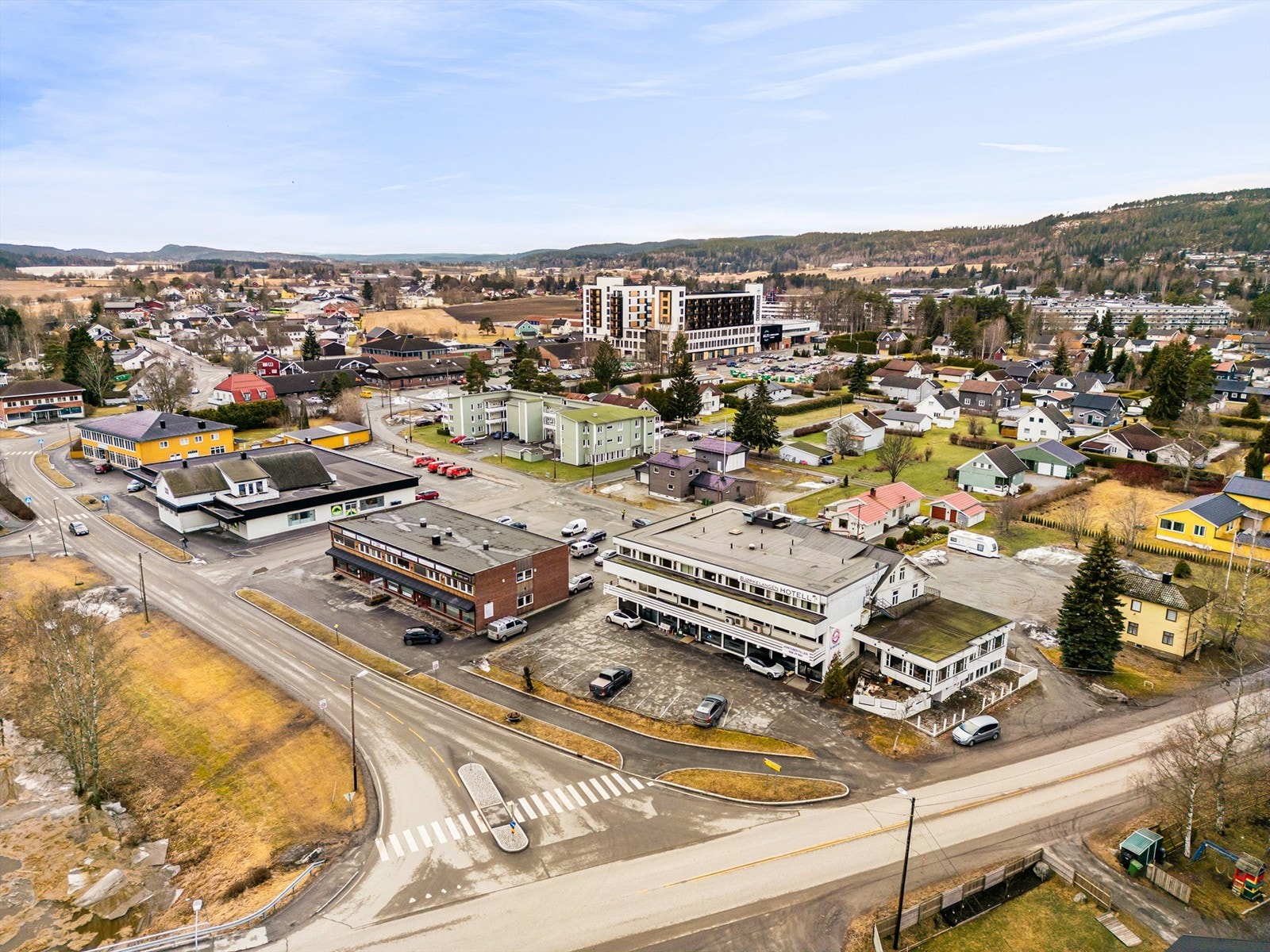 God synlighet og enkel adkomst. God parkeringsdekning. Galleribilde