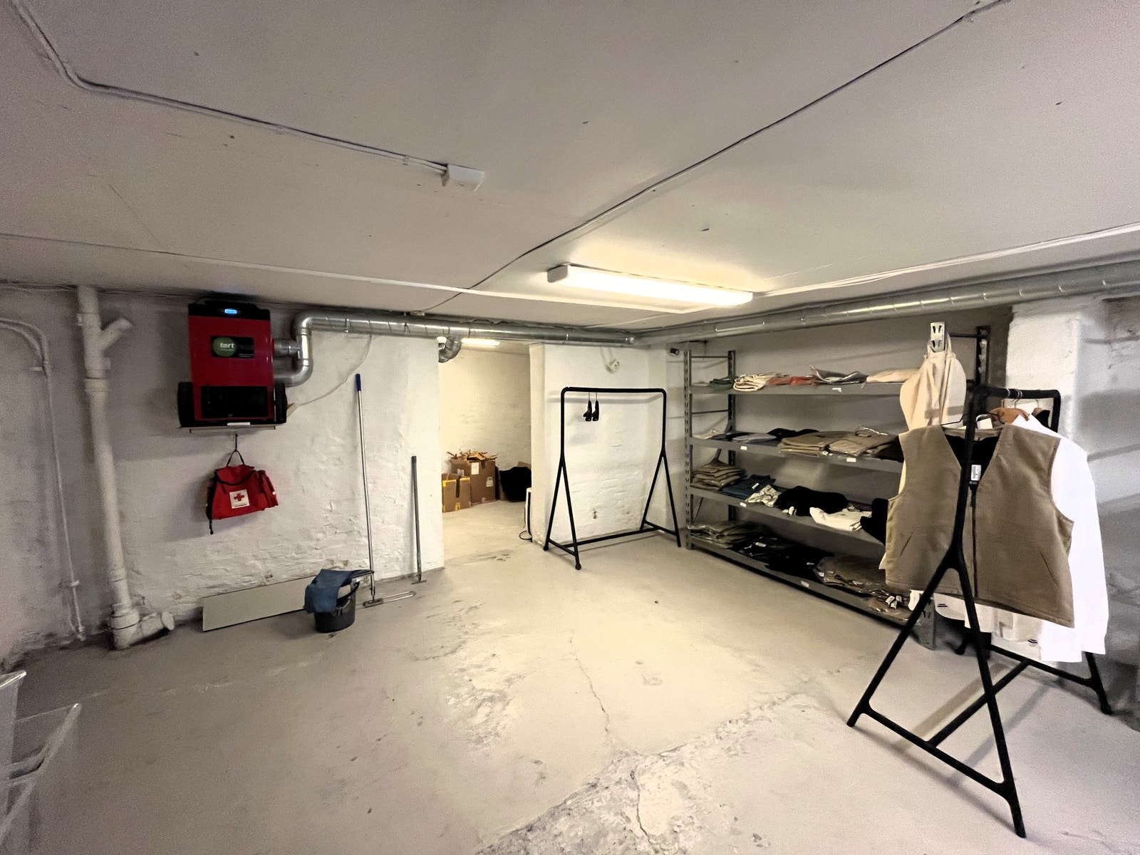 Stor kjeller bestående av 3 rom og 1 toalett Galleribilde