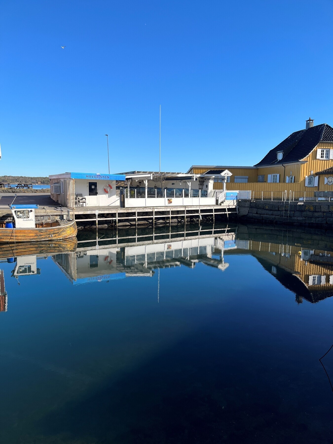 Spennende næringseiendom i hjertet av Nevlunghavn, langs vannkanten. Galleribilde