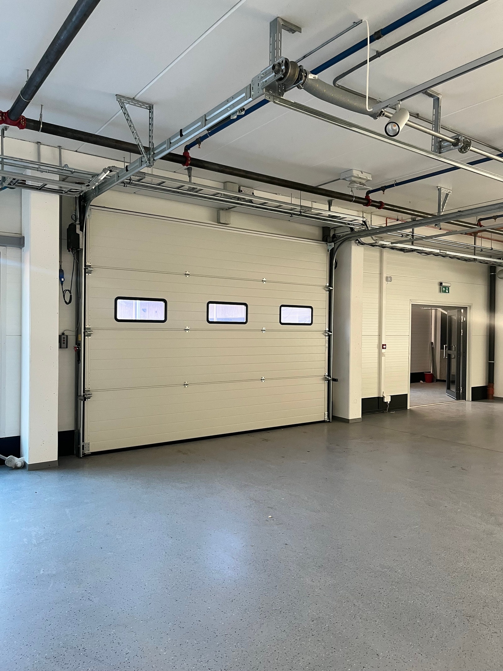 1 av flere porter direkte inn til forretningsareal 1 etasje nytt bygg Galleribilde