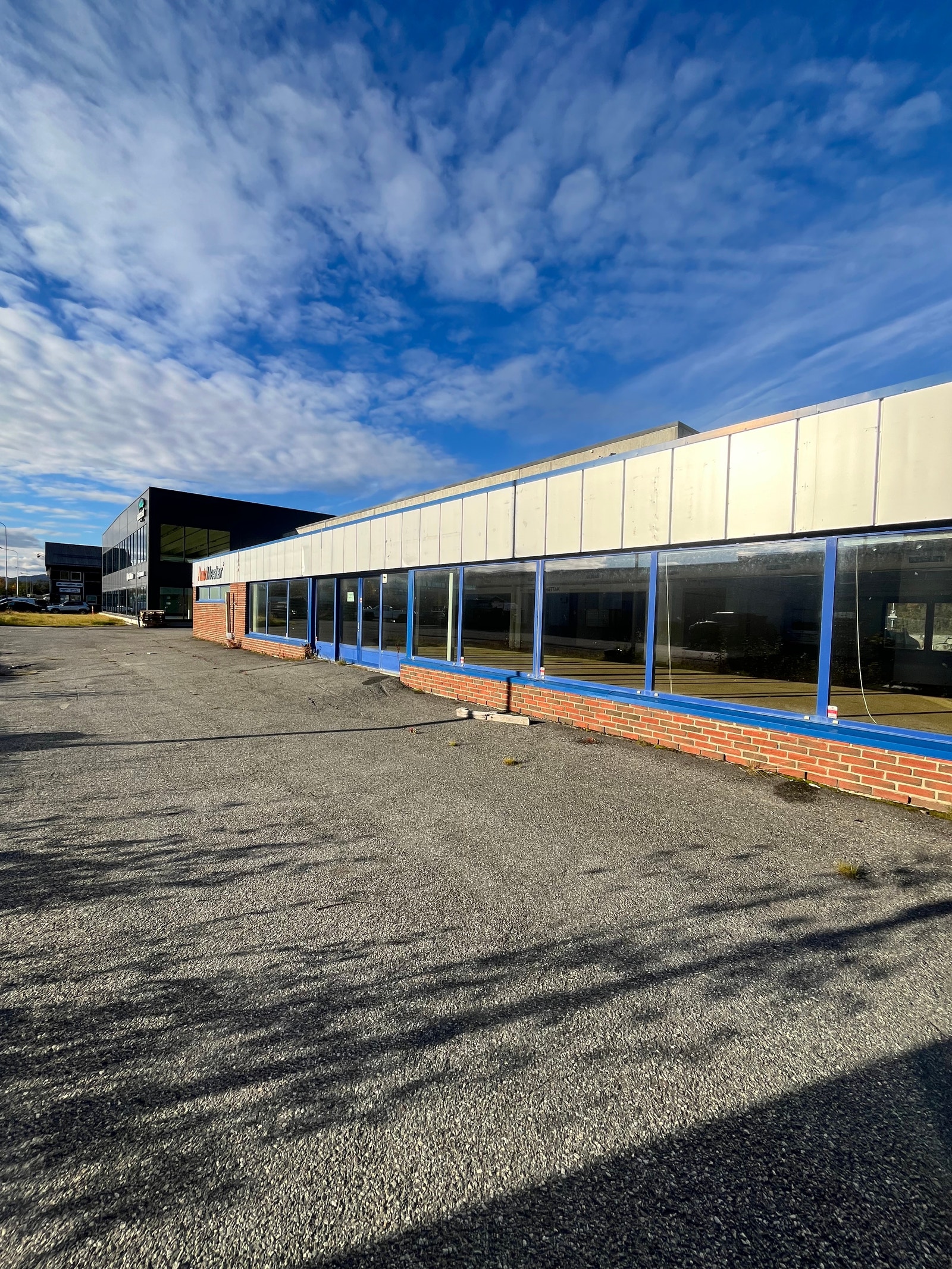 Fasade - Gammel del - Store vindu med god eksponering mot vei. Galleribilde