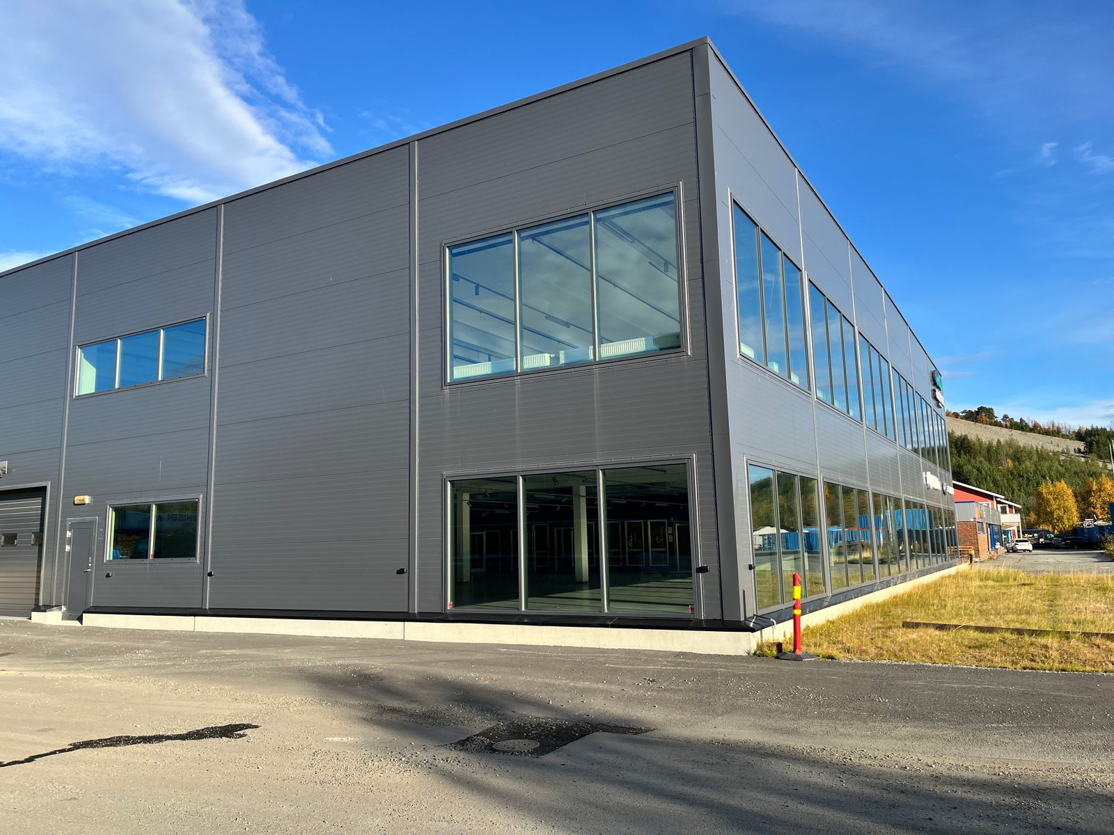 Fasade nytt bygg - Store vindusflater med meget god eksponering mot vei Galleribilde