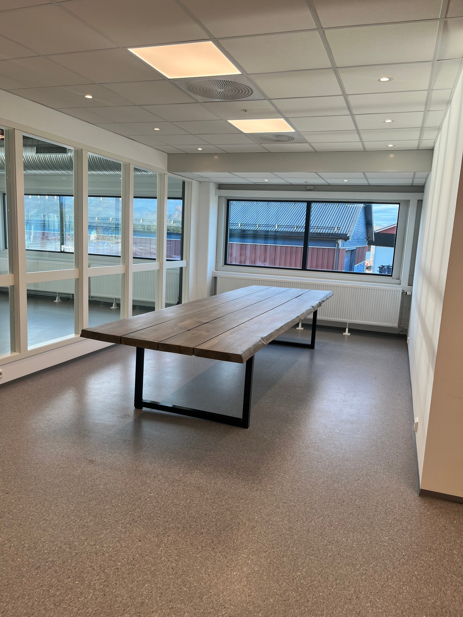 Kantine med stor spisebord 2 etasje nytt bygg. Direkte utsikt til forretningsareal. Galleribilde