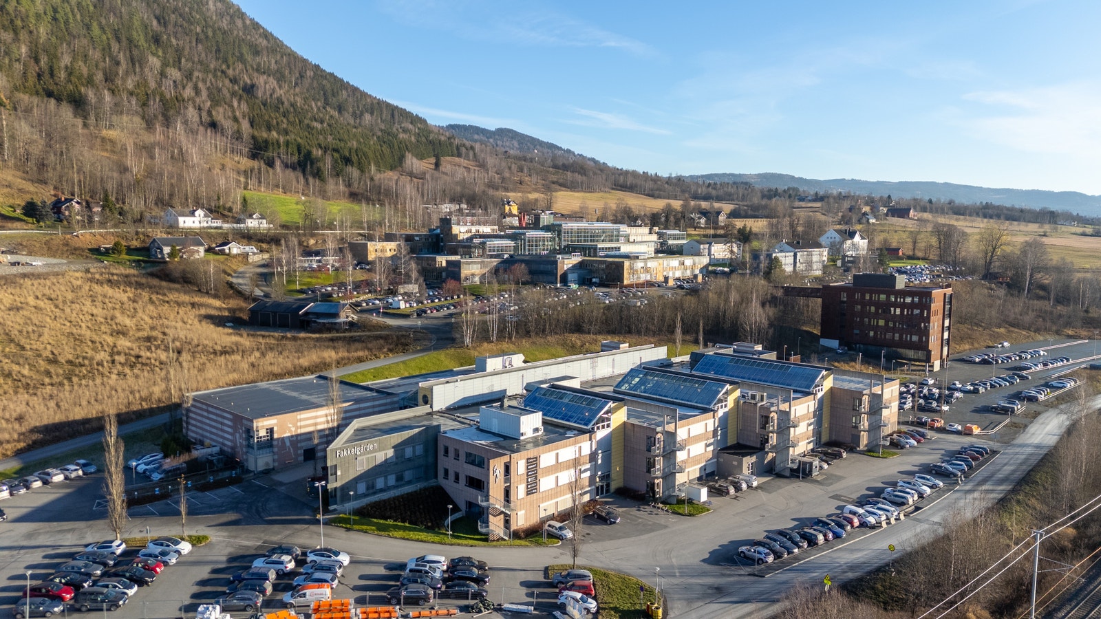 Fakkelgården med Universitetet i Innlandet bakenfor. Galleribilde