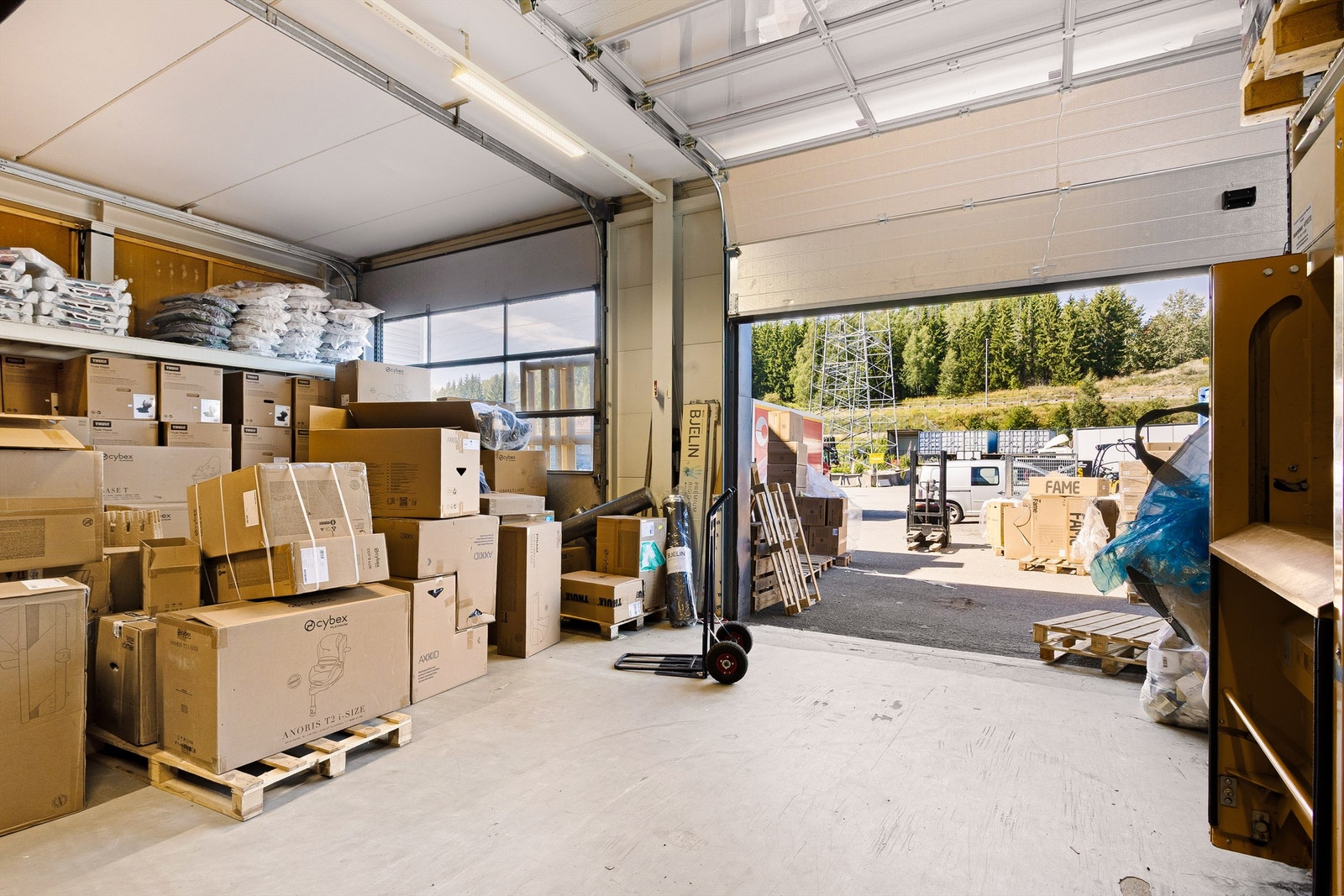 Lokale 1: Lager med 2 stk. kjøreporter. Man disponerer arealet rett utenfor Galleribilde