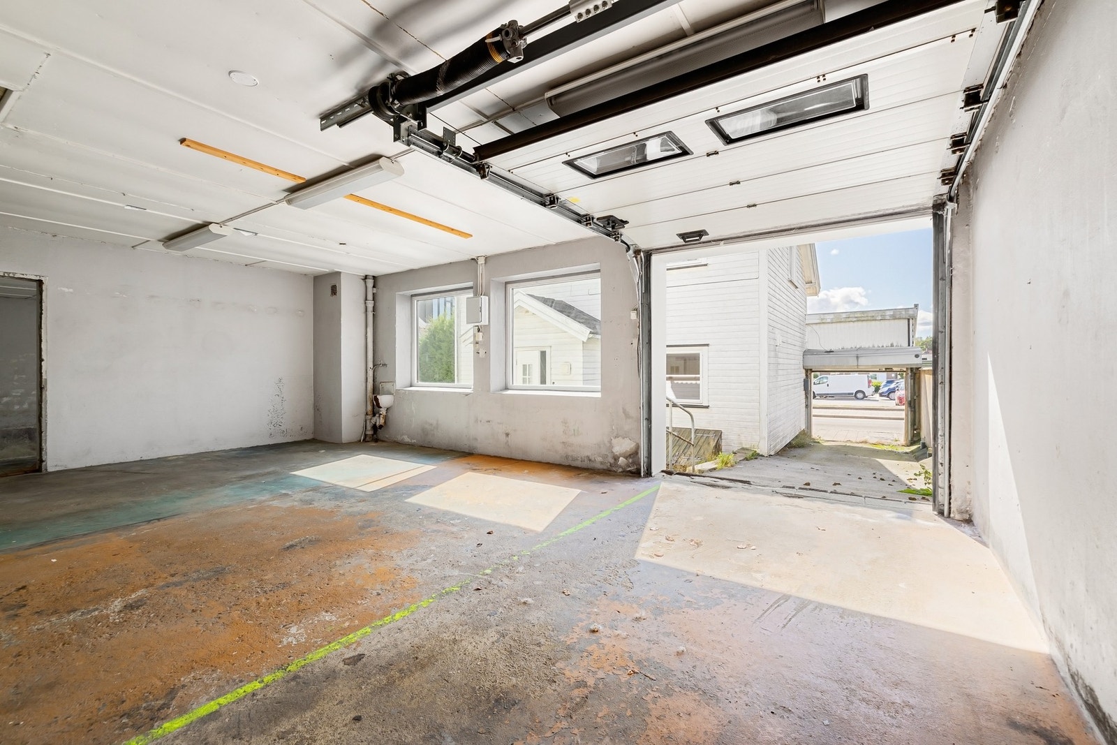 Oversiktlig tomt med sentral plassering midt i byen. Galleribilde