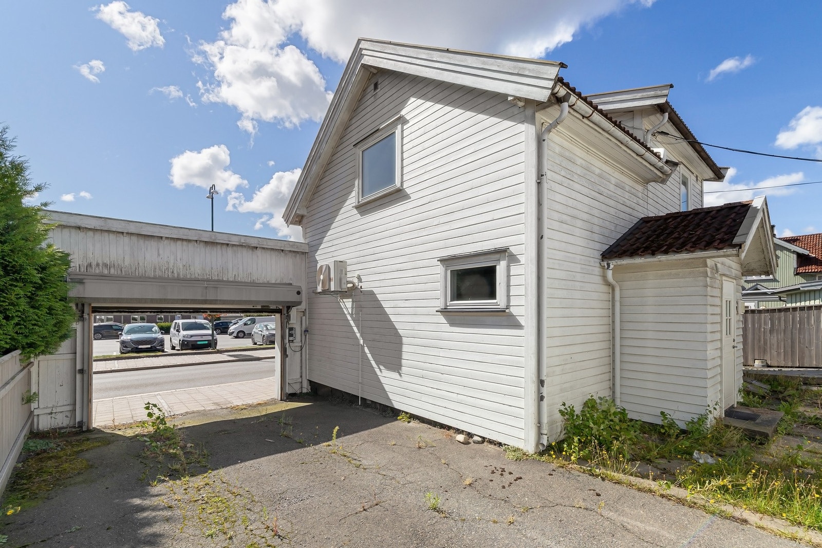 Bakside av eiendommen med praktisk tilkomstmulighet. Galleribilde