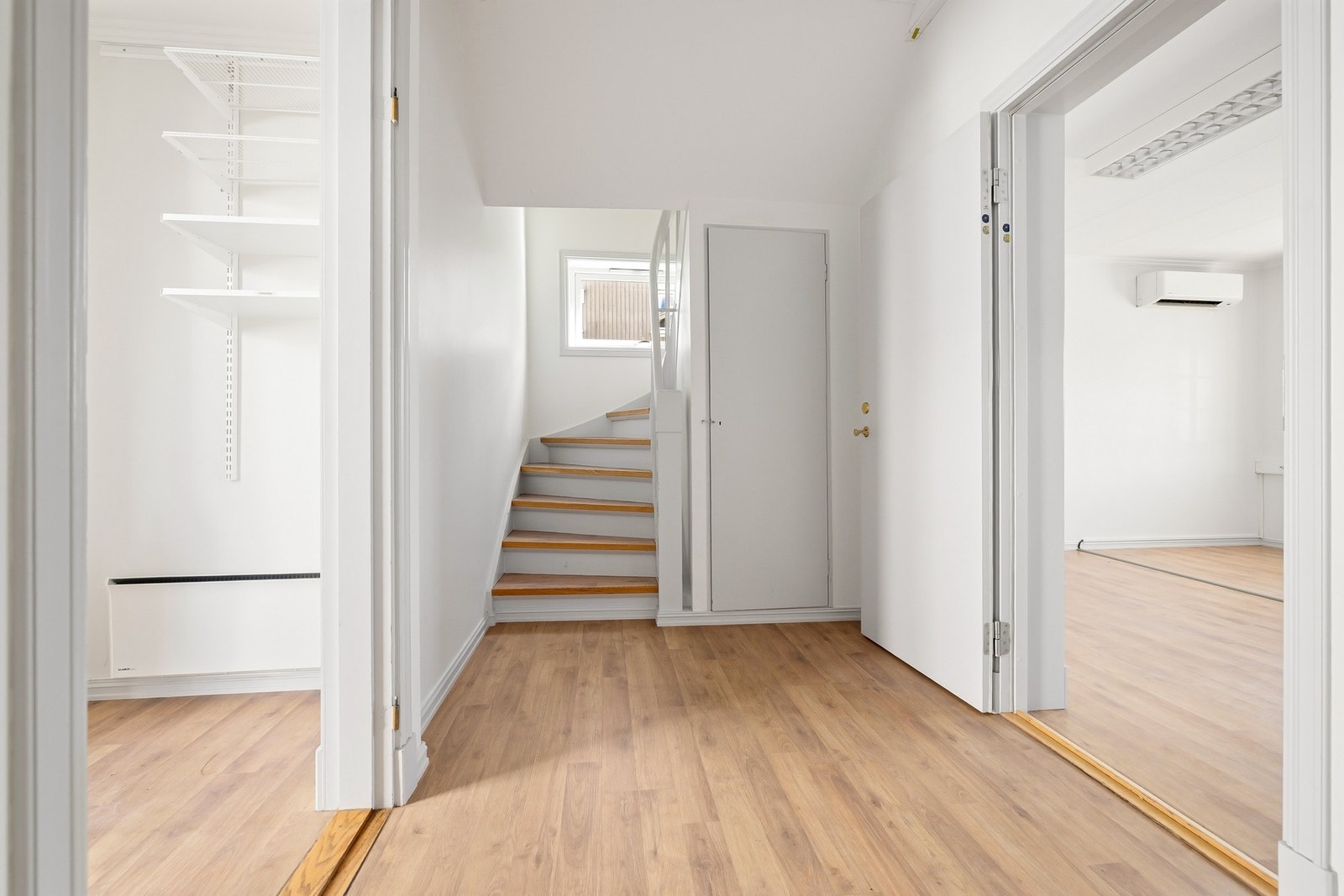 Lys trappegang som binder etasjene sammen på en naturlig måte. Galleribilde