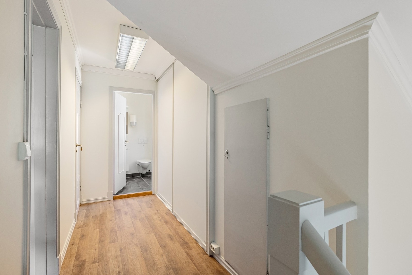 Gjennomgangsrom med naturlig lysinnslipp. Galleribilde