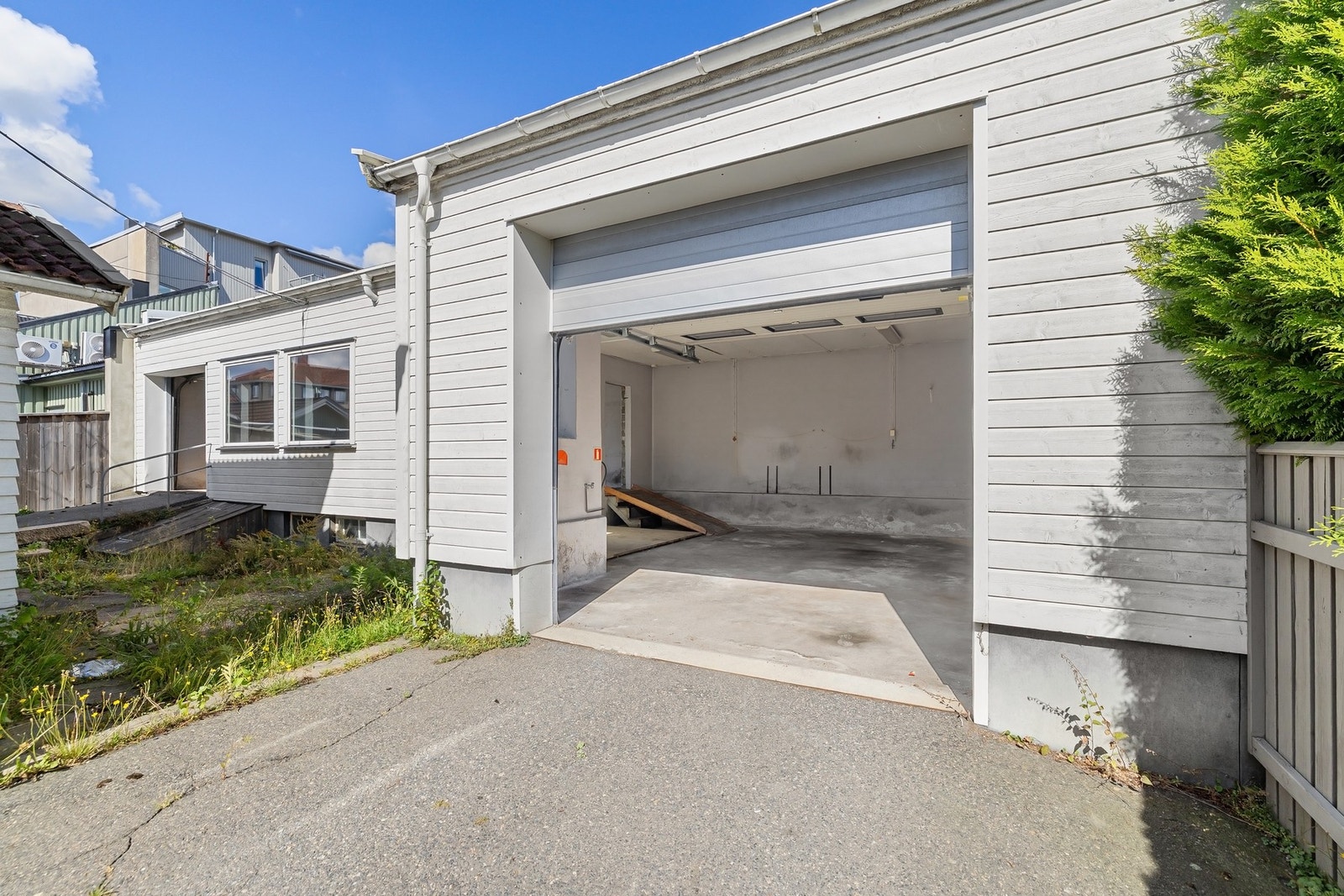 Inngangen til garasjen. Galleribilde